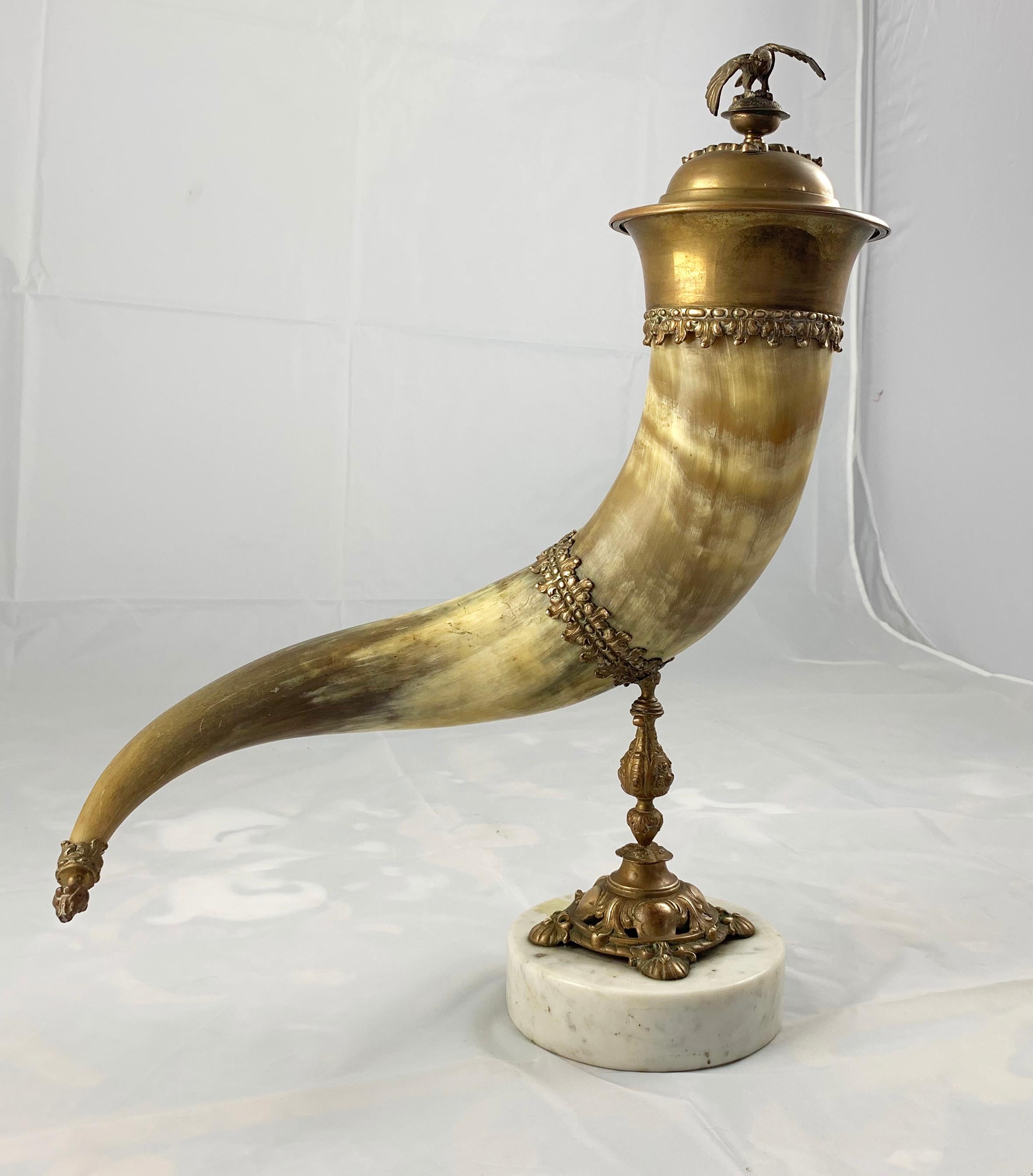Ein feines Horn und vergoldetes Messing montiert Cornucopia mit Deckel. 

19. Jahrhundert. 

Gestützt auf einen gegossenen Ständer auf einem quadratischen Sockel.