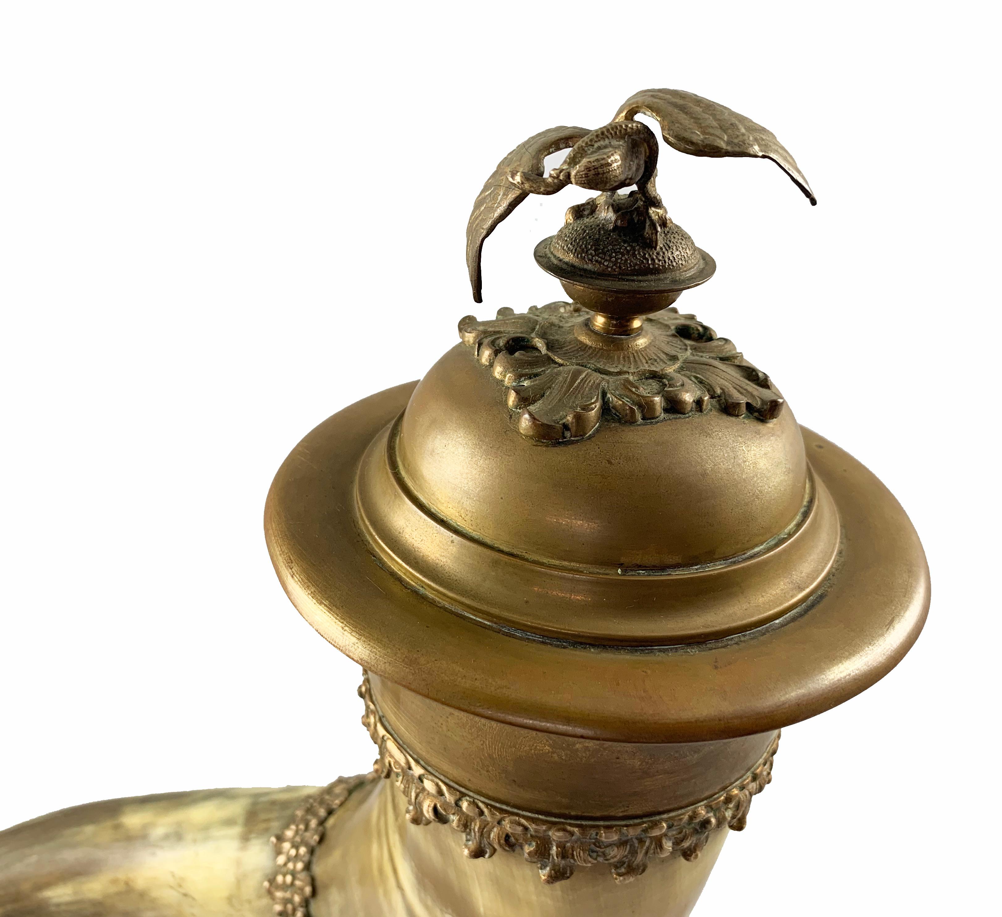 Horn und vergoldetes Messing, montiertes Füllhorn mit Deckel aus dem 19. Jahrhundert (Handgefertigt) im Angebot