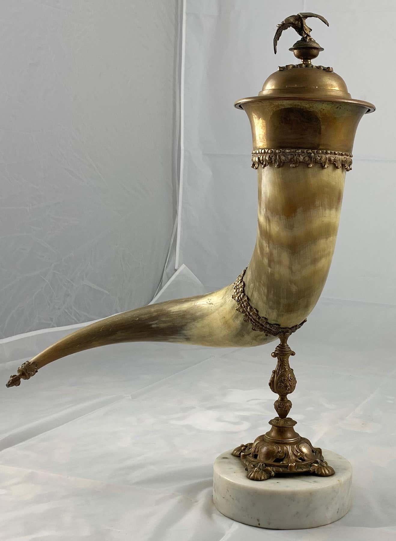 Fait main Corne d'abondance du 19ème siècle montée en corne et en laiton doré avec couvercle en vente