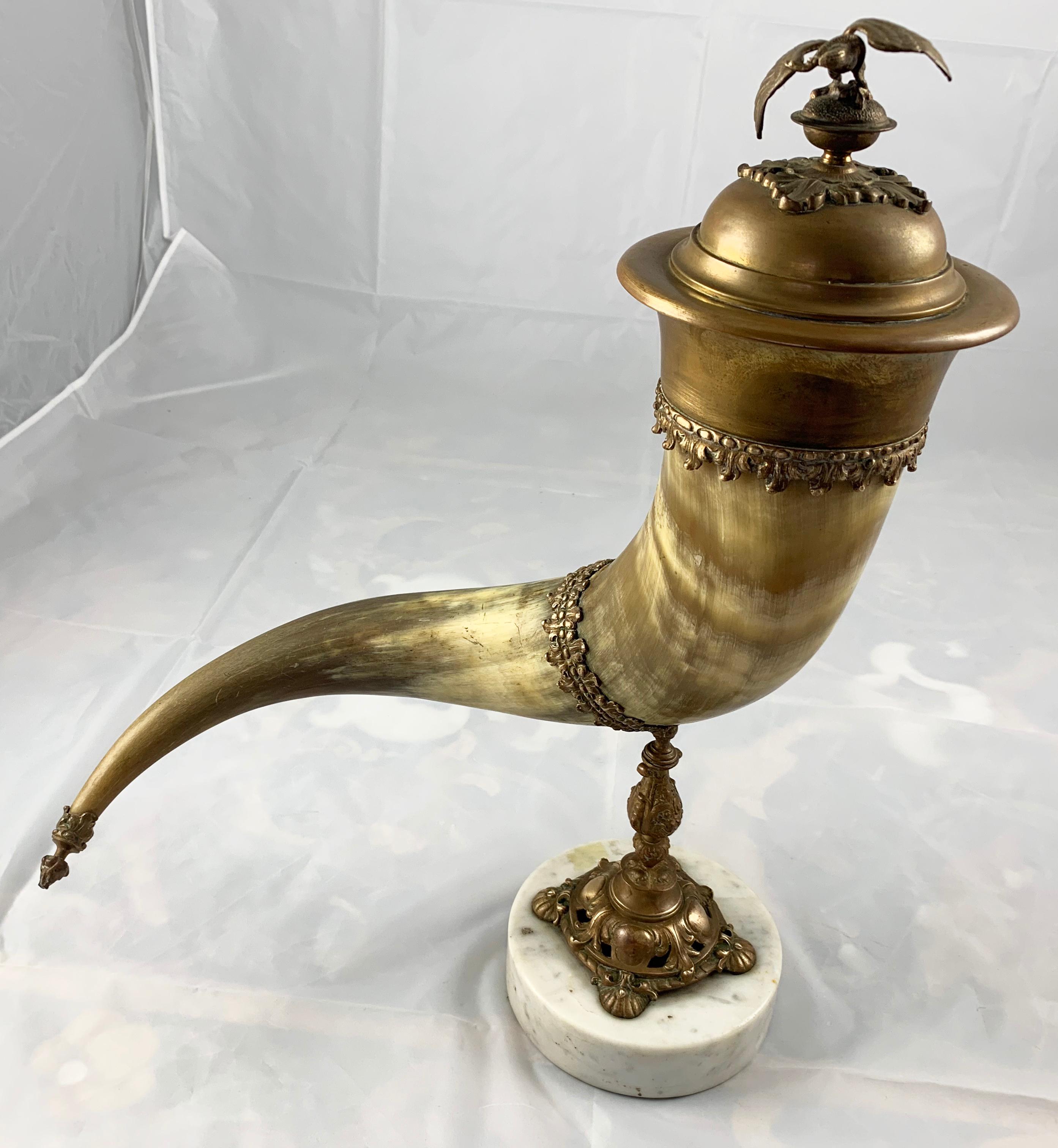 Horn und vergoldetes Messing, montiertes Füllhorn mit Deckel aus dem 19. Jahrhundert (Knochen) im Angebot