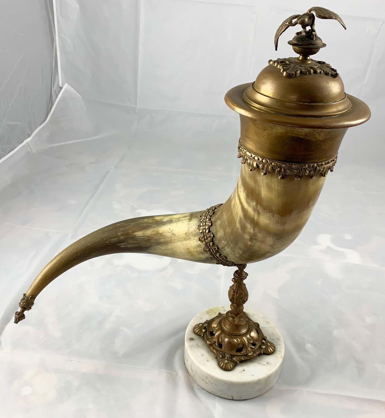 Os Corne d'abondance du 19ème siècle montée en corne et en laiton doré avec couvercle en vente