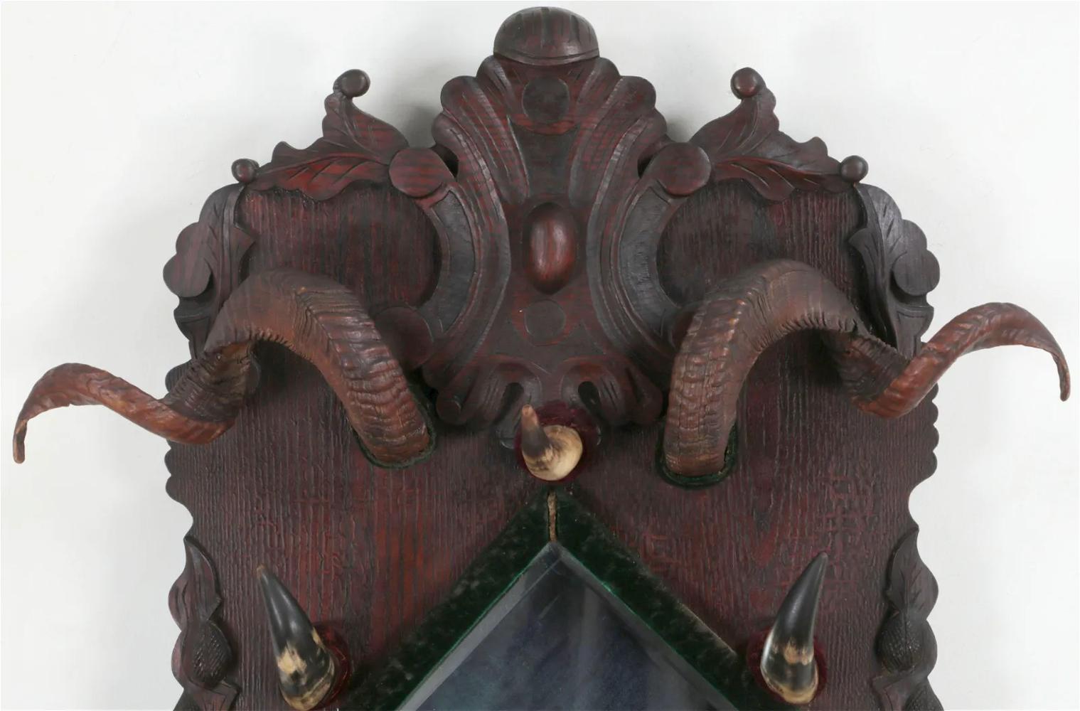 19th century horn and oak carved wall coat hat hanging rack
Beautifully carved with six stag horn 