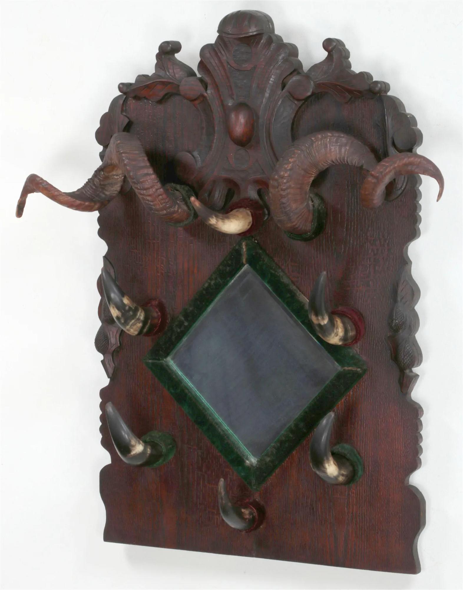 19th Century Horn and Oak Carved Wall Coat Hat Hanging Rack In Good Condition In Middleburg, VA