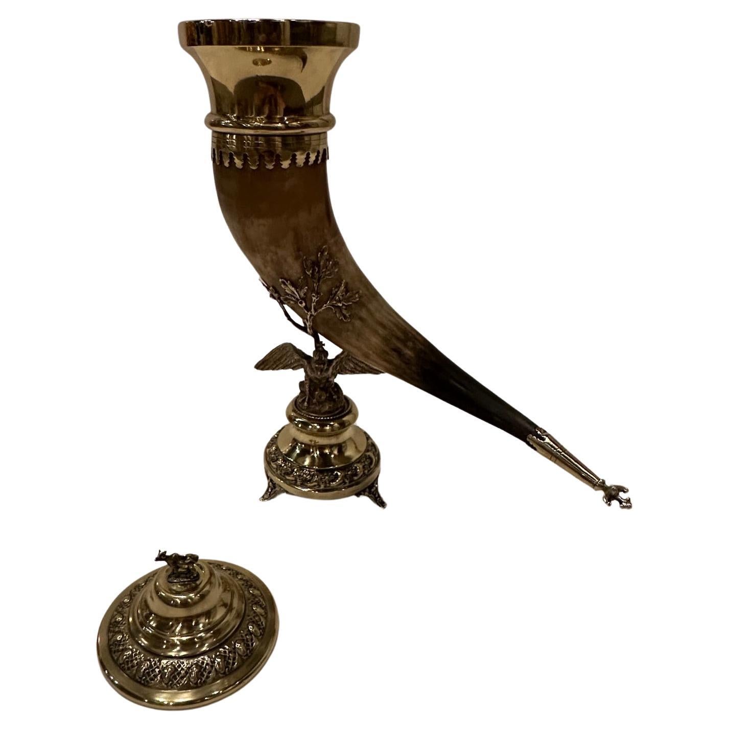 Atemberaubende Trophäe aus Horn und Messing aus dem 19. Jahrhundert mit unglaublichen Details wie dem Adler am Sockel und der Kuh auf dem Deckel.