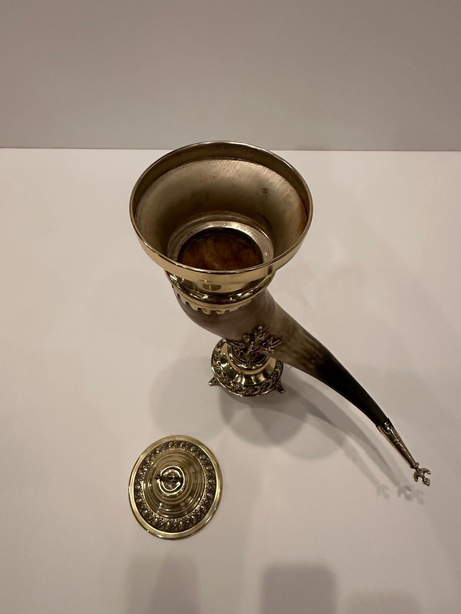 Accessorio per tazza da trofeo in ottone e corno del XIX secolo In condizioni buone in vendita a Hopewell, NJ