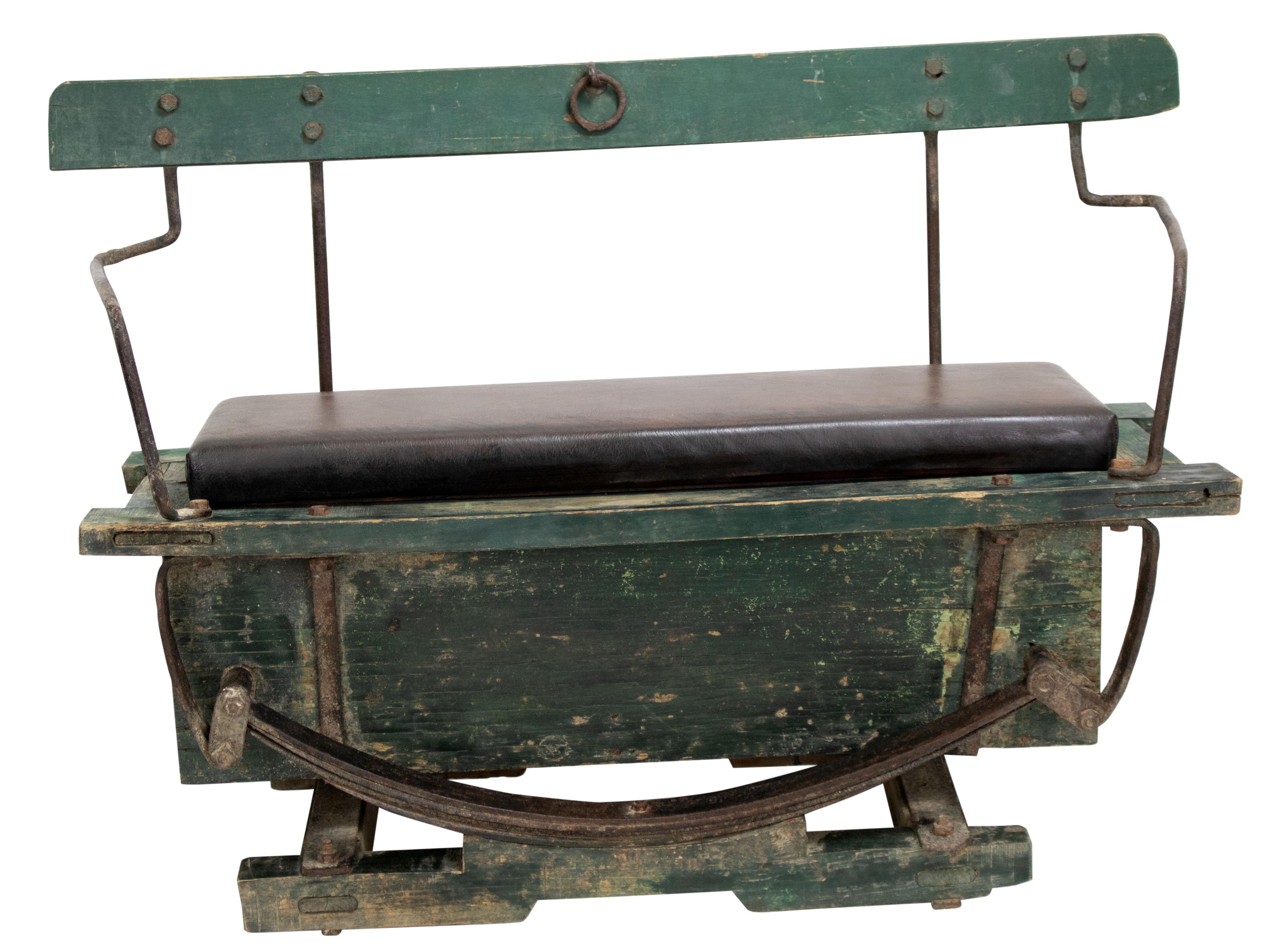 Il s'agit d'un banc de calèche vintage, qui peut être utilisé comme siège décoratif dans une antichambre, sur une terrasse ou autour d'un gril. Le banc a été fabriqué en cuir véritable. Un grand compartiment de rangement se trouve sous le siège.