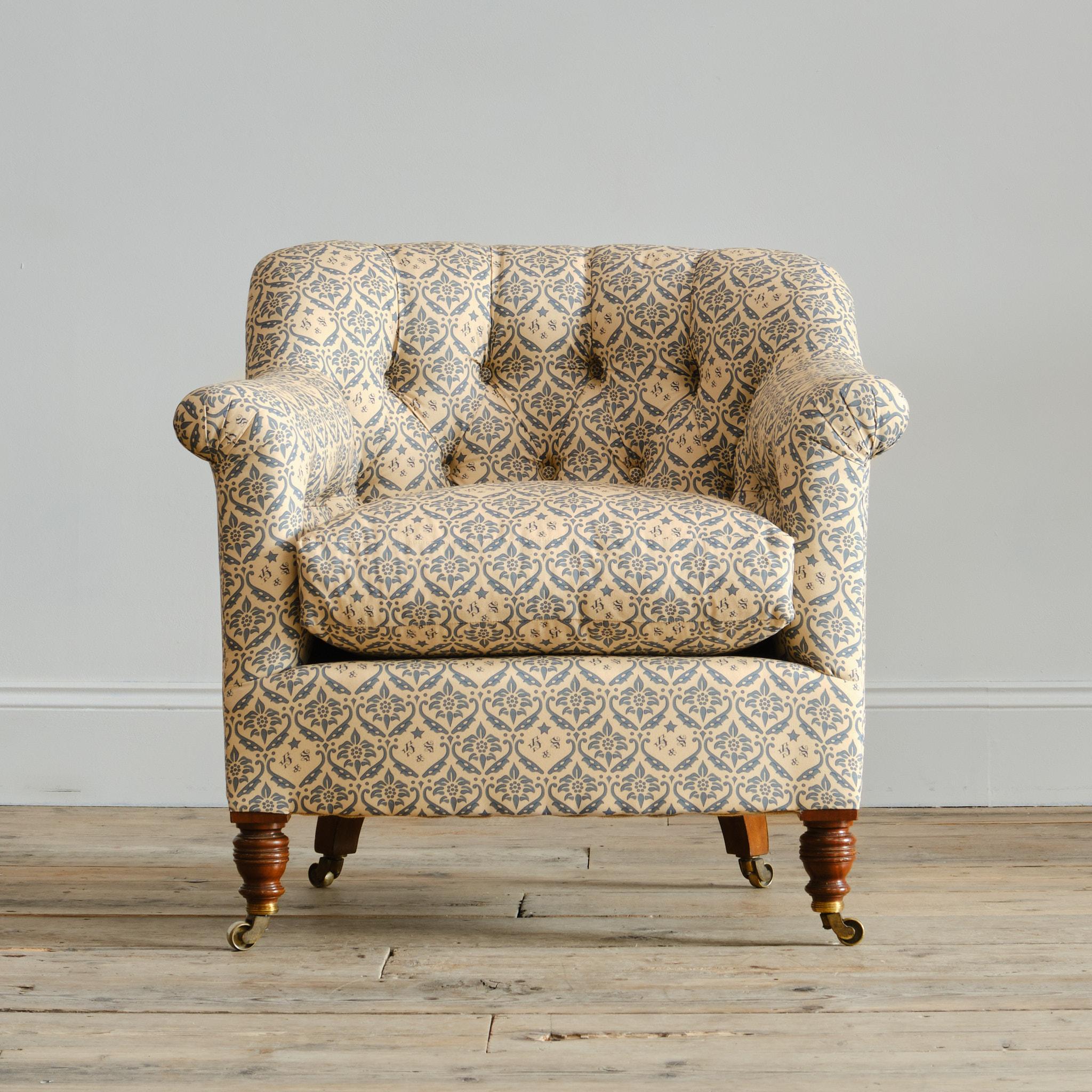 Fauteuil Pickwell de Howard & Sons du 19e siècle. Elle repose sur des pieds en noyer avec les roulettes d'origine estampillées H&S.

Il a conservé ses garnitures boutonnées d'origine, qui sont dodues et douces. Le siège a été entièrement remplacé