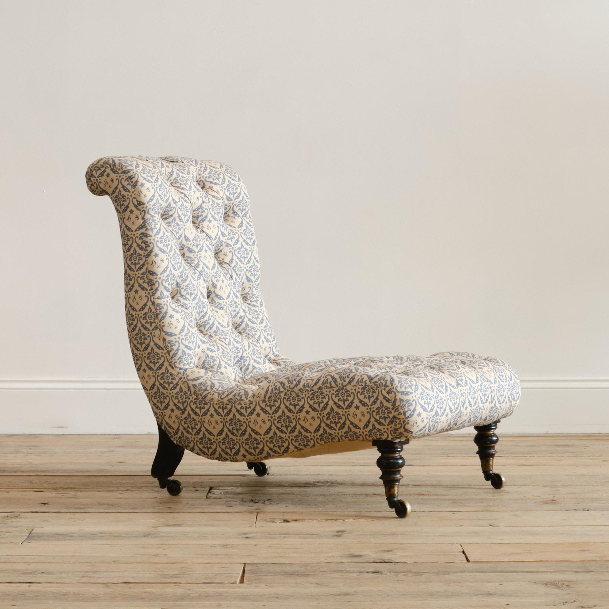 Silla deslizante Howard and Sons de mediados del siglo XIX, c1850. Se alza sobre patas delanteras torneadas, ebonizadas y doradas, y las traseras están ensanchadas; todas llevan las ruedas de latón originales de Cope and Collinson.

Recién tapizada