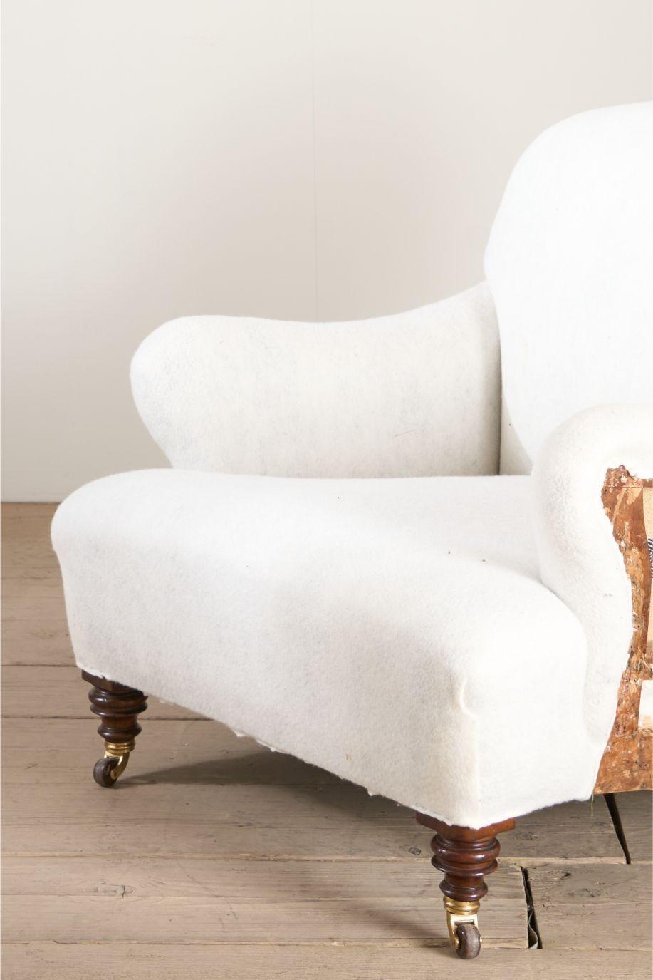Se trata de un fabuloso sillón con forma del siglo XIX, inspirado en las siempre populares sillas Howard and Sons Bridgewater. Este sillón tiene unas proporciones muy cuidadas y sigue siendo cómodo. Preciosas patas torneadas de caoba con