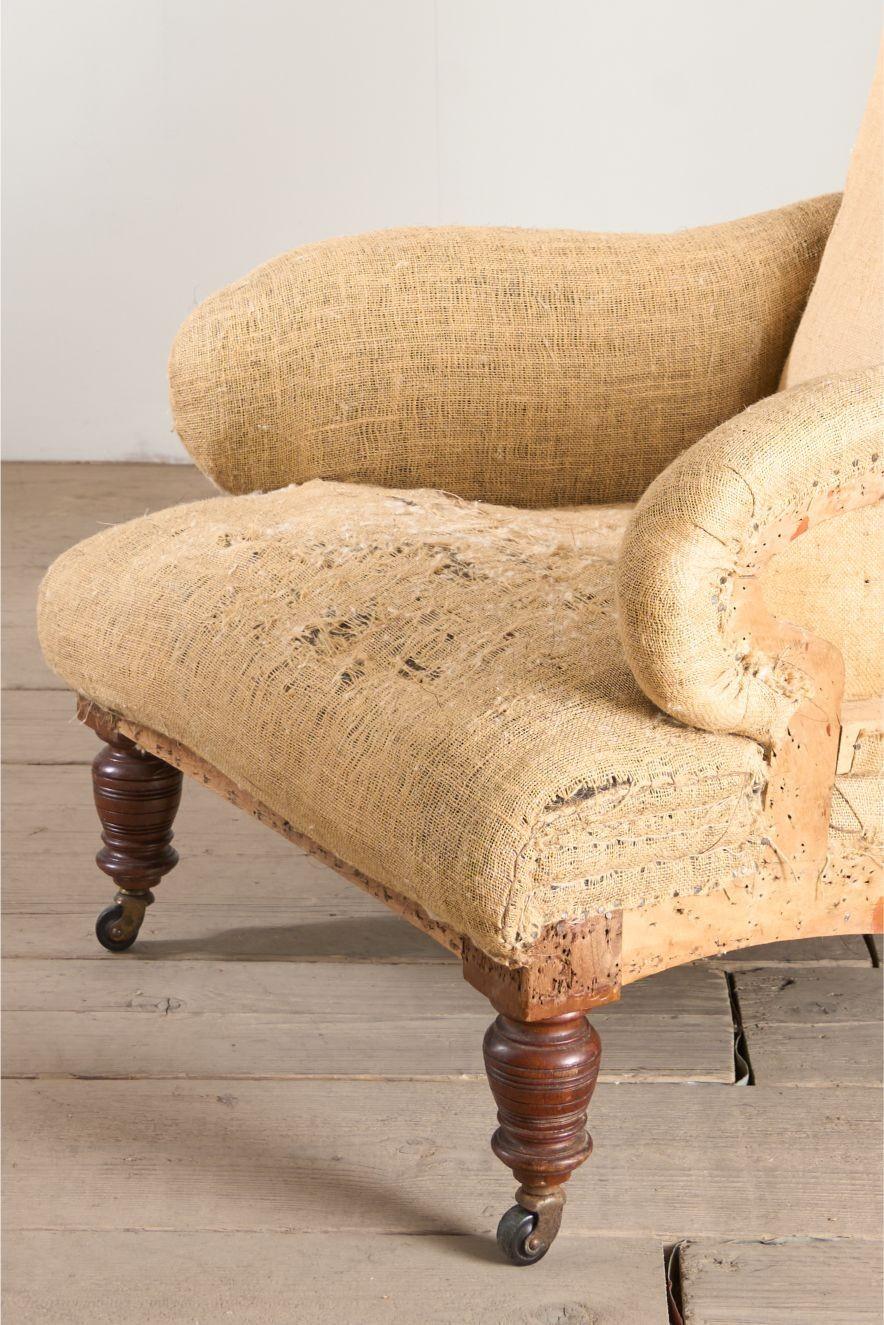 Dies ist ein fabelhaft geformter Landhaussessel aus dem 19. Jahrhundert in der Art von Howard und Söhnen. Die tiefe Sitzfläche macht ihn bequem und die geschwungenen Rückenlehnen verleihen ihm ein markantes Design. Das Detail auf der Rückseite ist