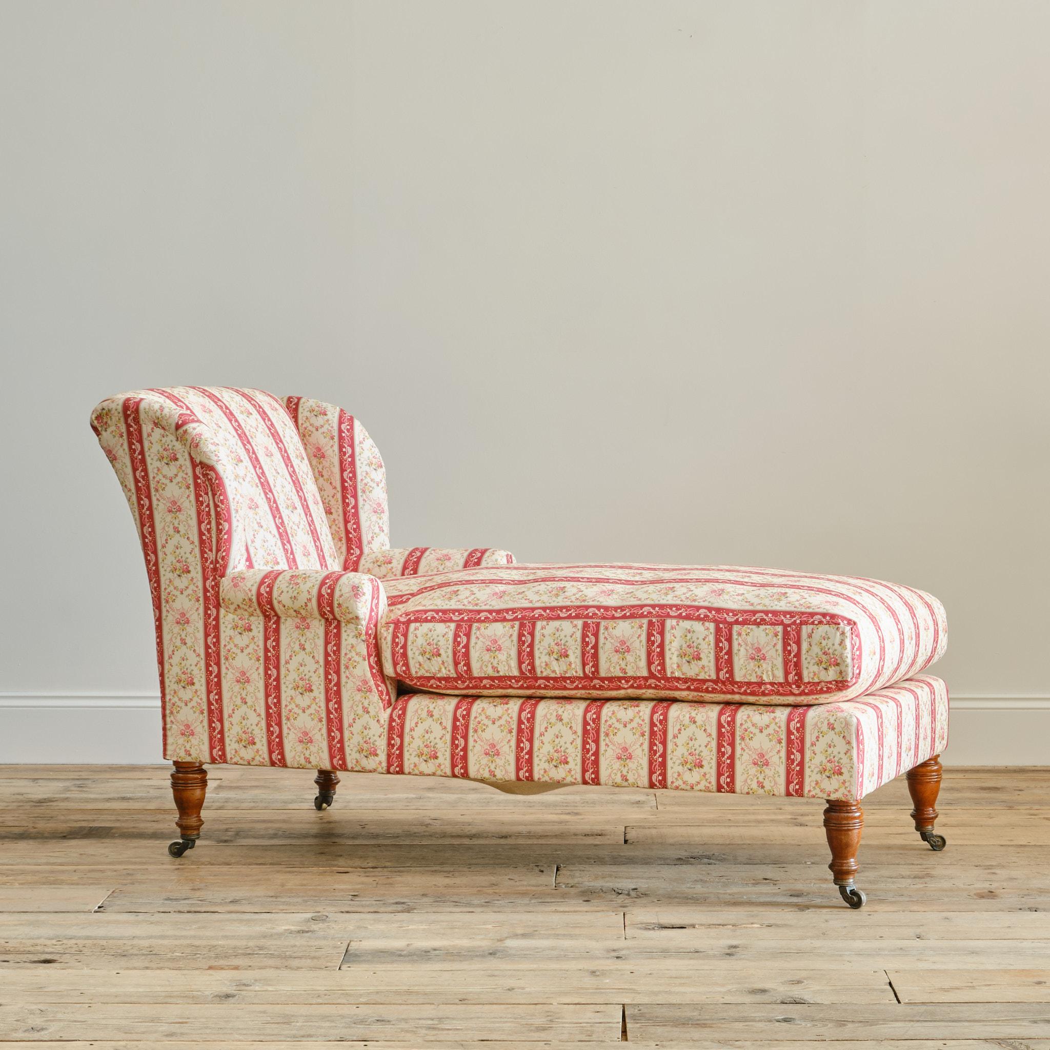 Un sofá cama del siglo XIX de Howard and Sons - Londres. Levantada sobre 4 patas torneadas de nogal con las ruedas originales estampadas y la pata trasera izquierda con el número de stock 14325-2424. 

 Expertamente tapizado y conservando gran parte