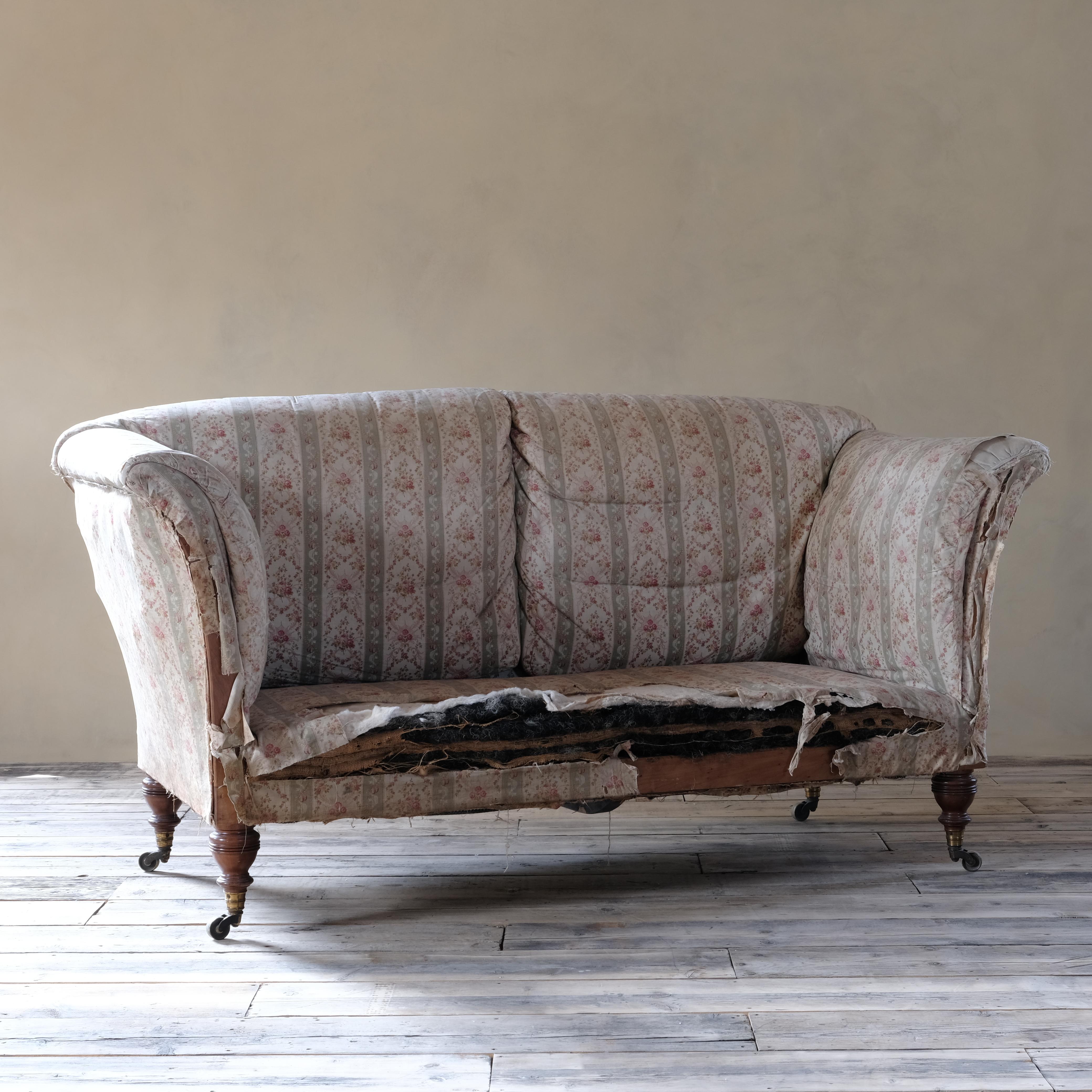 Ein hervorragendes Howard & Sons Grantley Sofa aus dem 19. Jahrhundert. Er steht auf Howards einzigartigen handgedrechselten Nussbaumbeinen, die mit gestempelten H&S vergoldeten Messing-Cup-Rollen versehen sind. Durch die Beibehaltung der