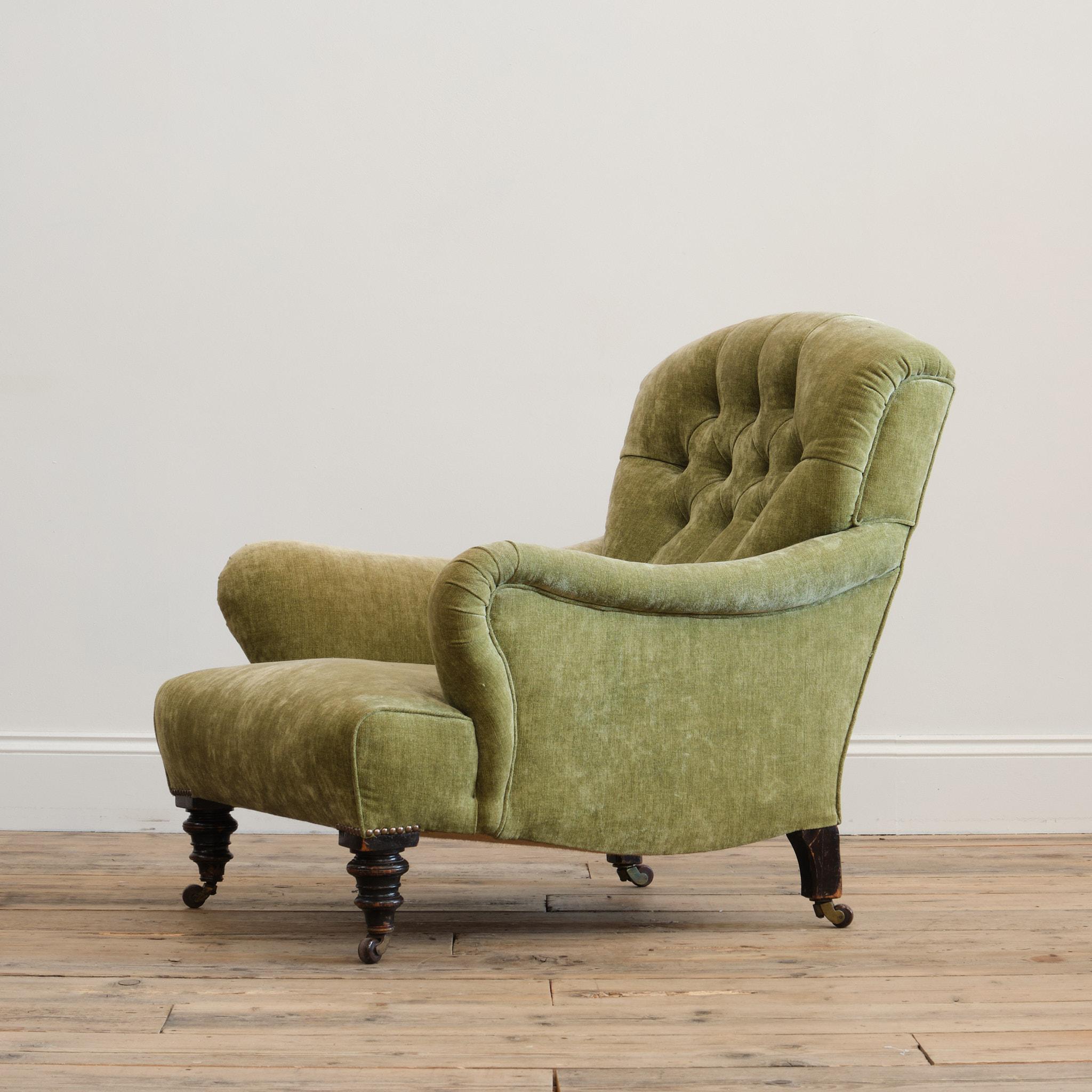 Sillón de casa de campo de finales del siglo XIX con asiento profundo, a la manera de los primeros sillones Howard and Sons Bridgewater. Elevada sobre patas torneadas y ebonizadas y ruedas. Las tripas tradicionales están firmes e intactas y la tela