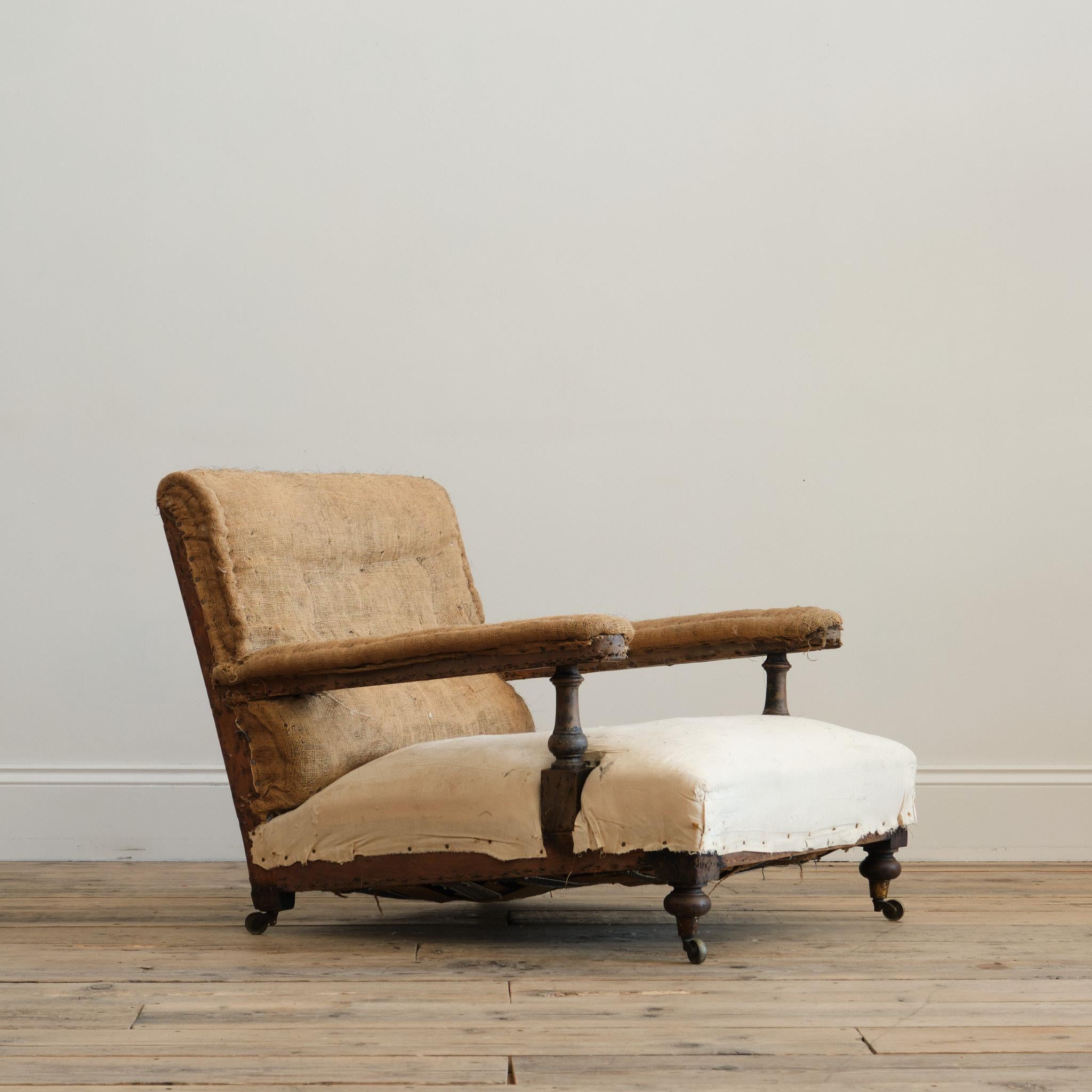 Un fauteuil ouvert de maison de campagne à assise basse et profonde. À la manière de Howard & Sons. Les pieds et les accoudoirs sont en noyer. 

Pour les tissus d'ameublement. 

Les pieds et les supports de bras seront remis à neuf par nos soins