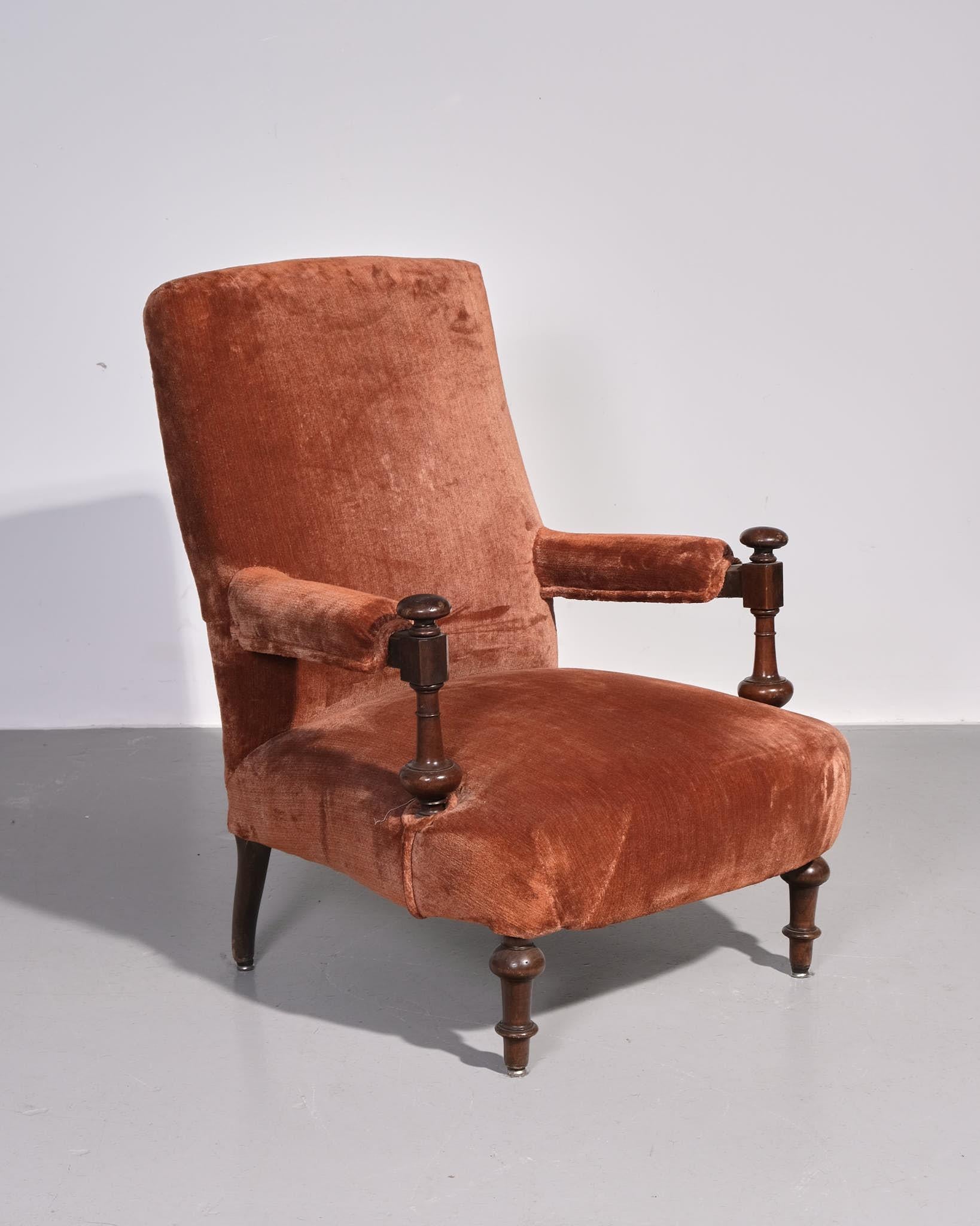Superbe fauteuil ouvert de style Howard du XIXe siècle, qui incarne le confort raffiné et le savoir-faire caractéristique du design anglais de la fin de l'époque victorienne. La chaise présente un cadre en chêne aux formes élégantes, avec des