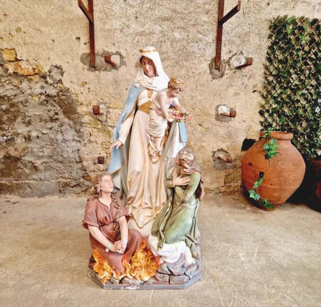 *RARO*
Offriamo in vendita questa fantastica statua di un santuario proveniente da una chiesa parigina

Questa squisita statua della Madonna del Purgatorio è un capolavoro dell'arte religiosa. Creata in Francia durante il periodo dello storicismo