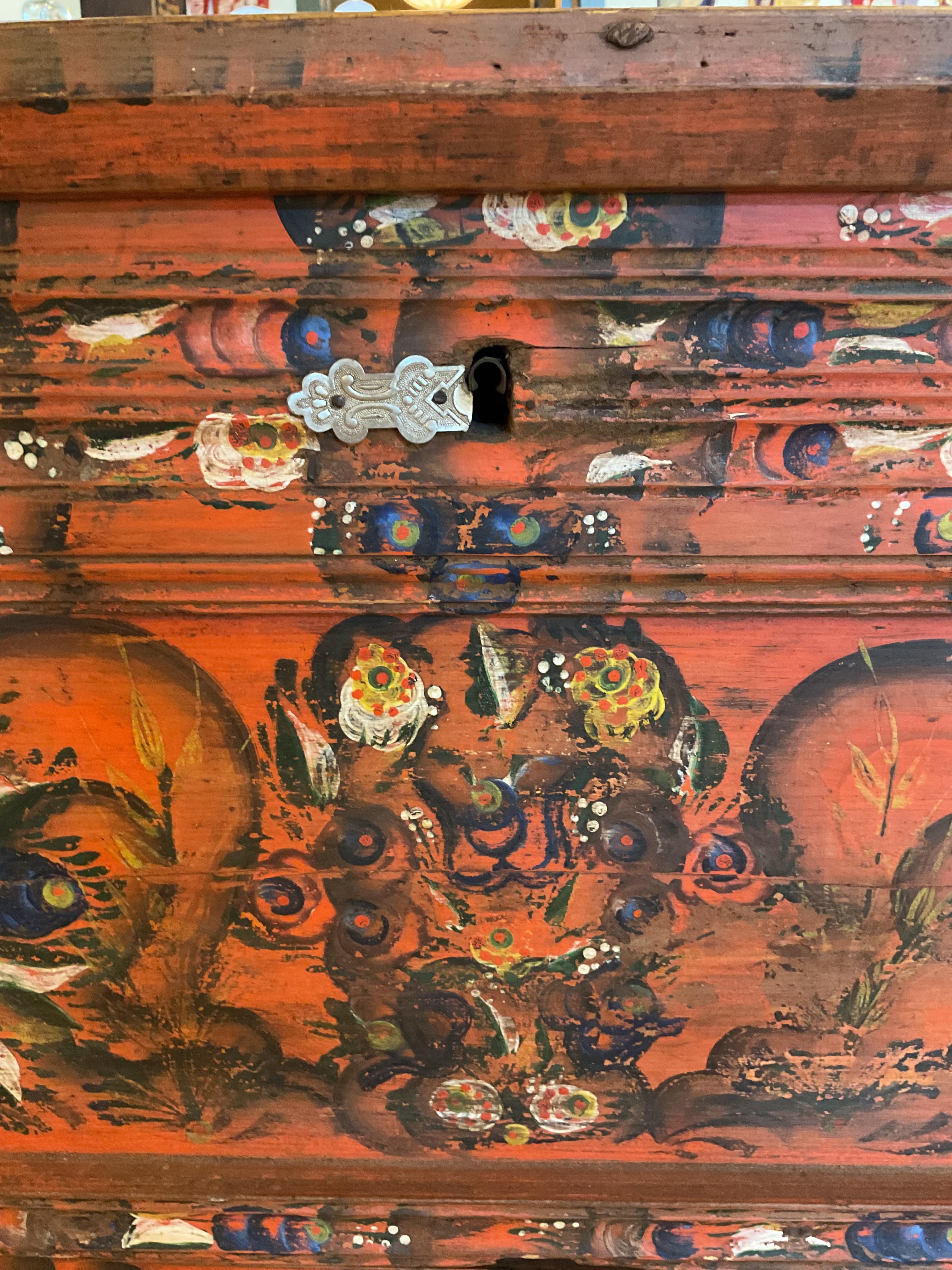 Cassettone ungherese del XIX secolo dipinto con motivi floreali e cassetto inferiore

Una cassapanca da dote ungherese del XIX secolo, riccamente decorata, dipinta a mano nei toni vivaci del rosso, del nero e del crema con intricati motivi floreali
