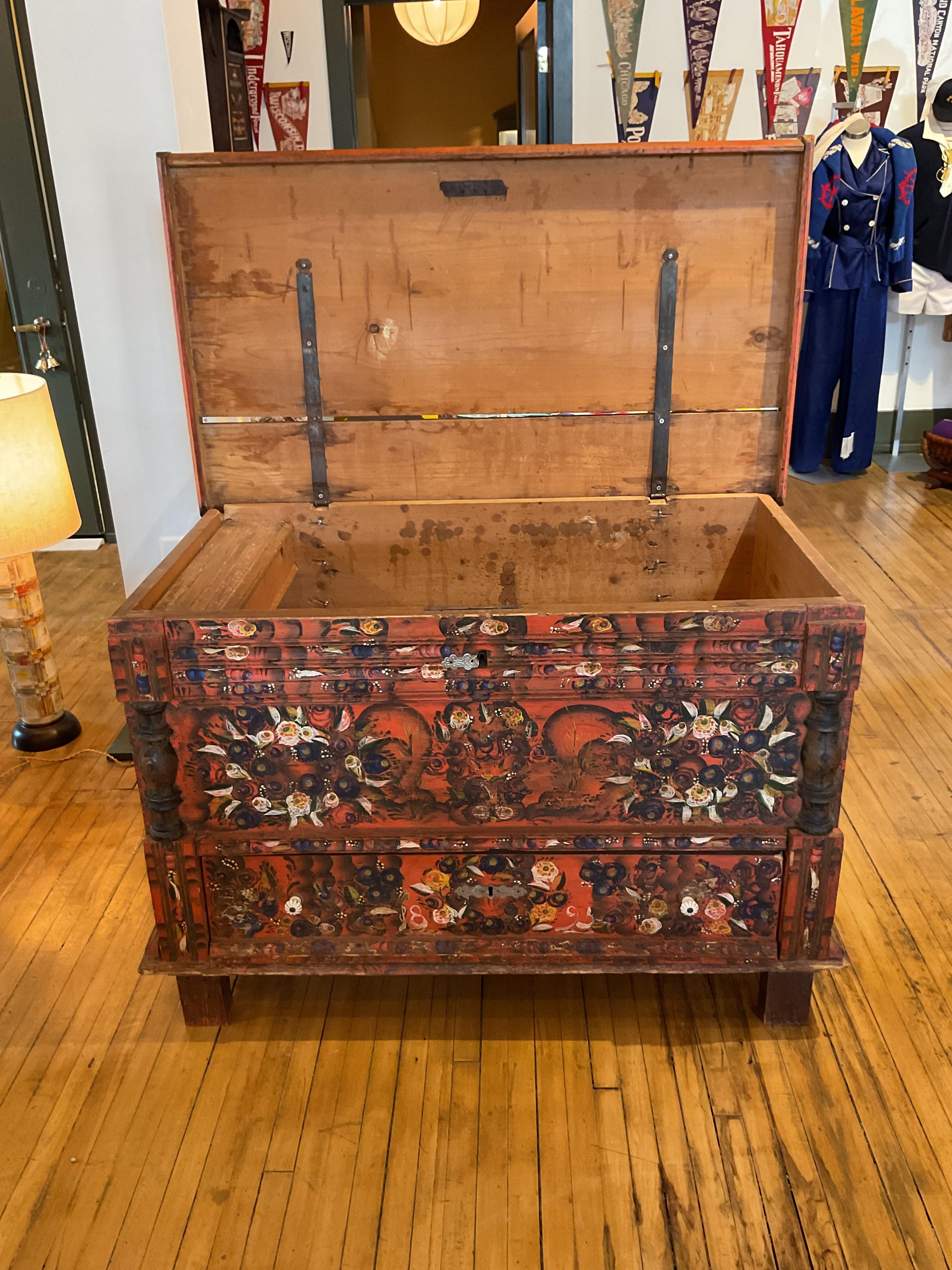 Cassettone ungherese del XIX secolo dipinto con arte popolare floreale e cassetto inferiore In condizioni discrete in vendita a Northport, MI