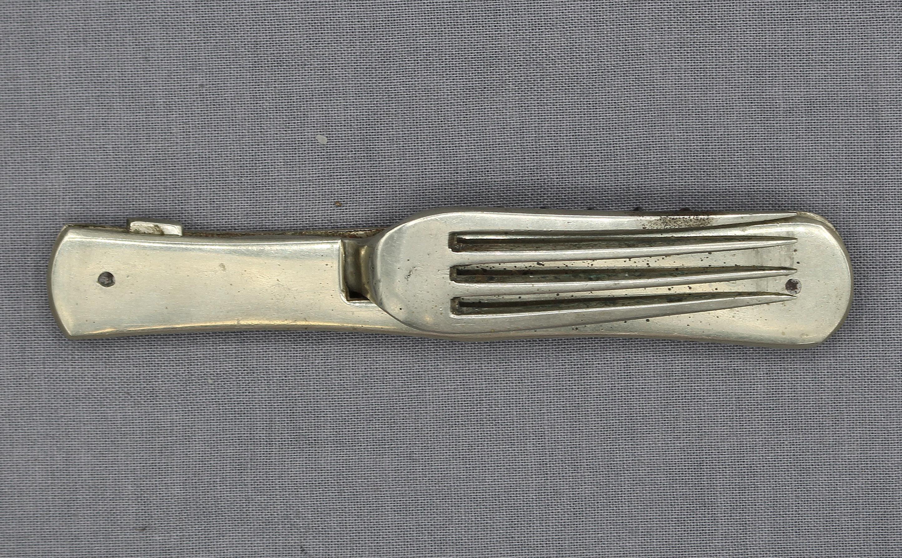 Tenedor plegable de viaje y sacacorchos de cazador o soldado del siglo XIX en venta 1
