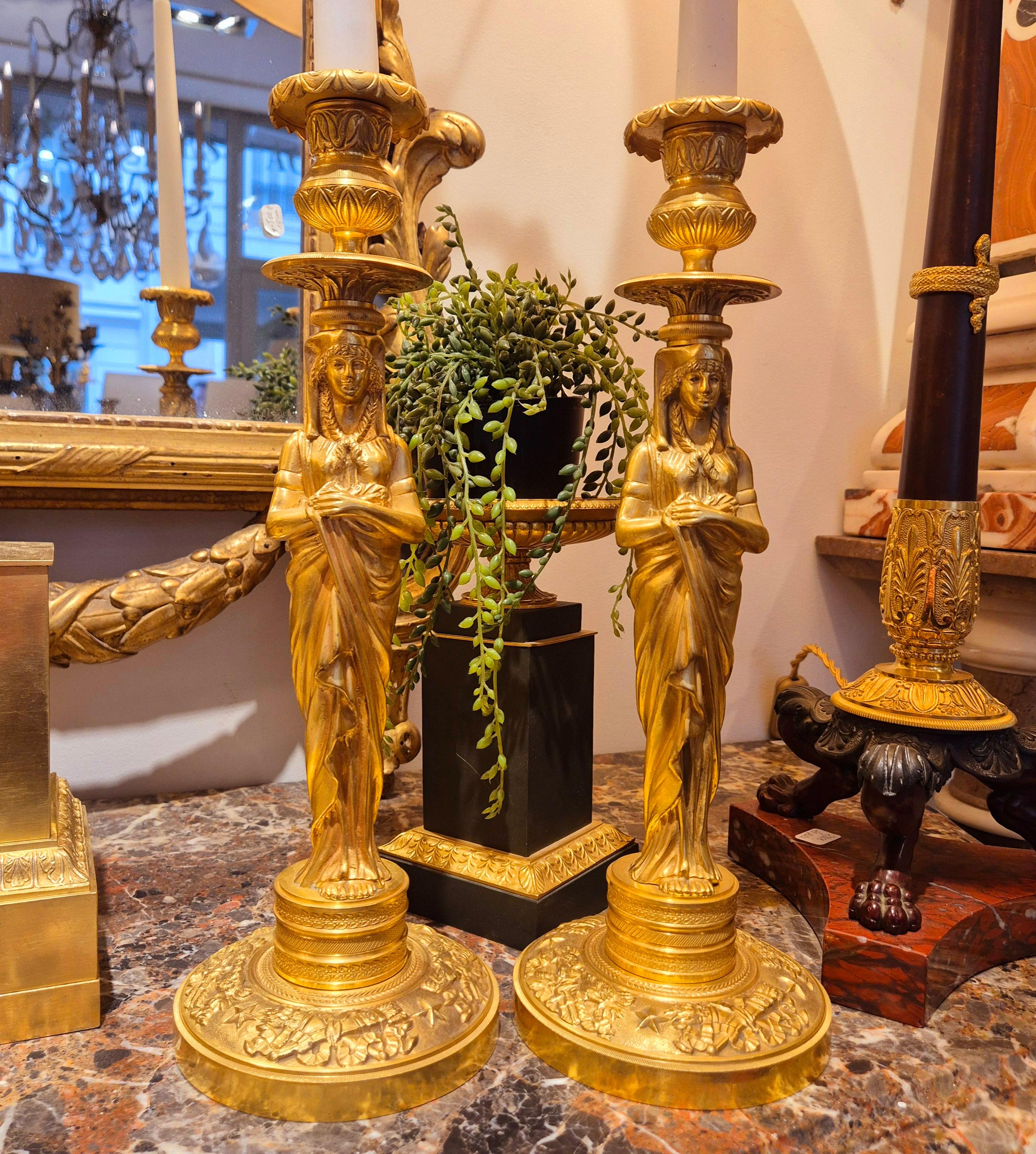Pareja de candeleros Retour d'Egypte de bronce dorado, época Imperio, S. XIX en venta 4