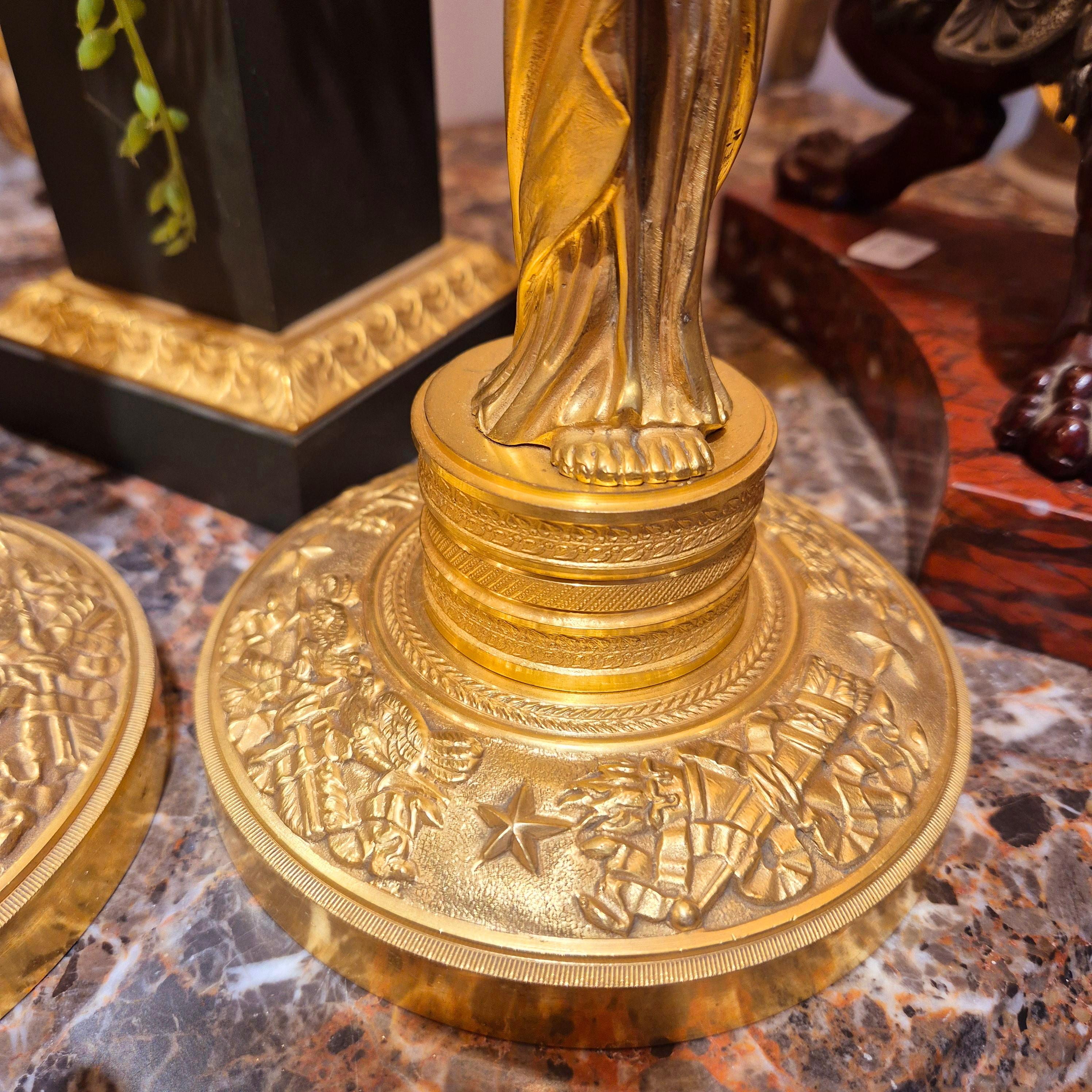Pareja de candeleros Retour d'Egypte de bronce dorado, época Imperio, S. XIX en venta 6