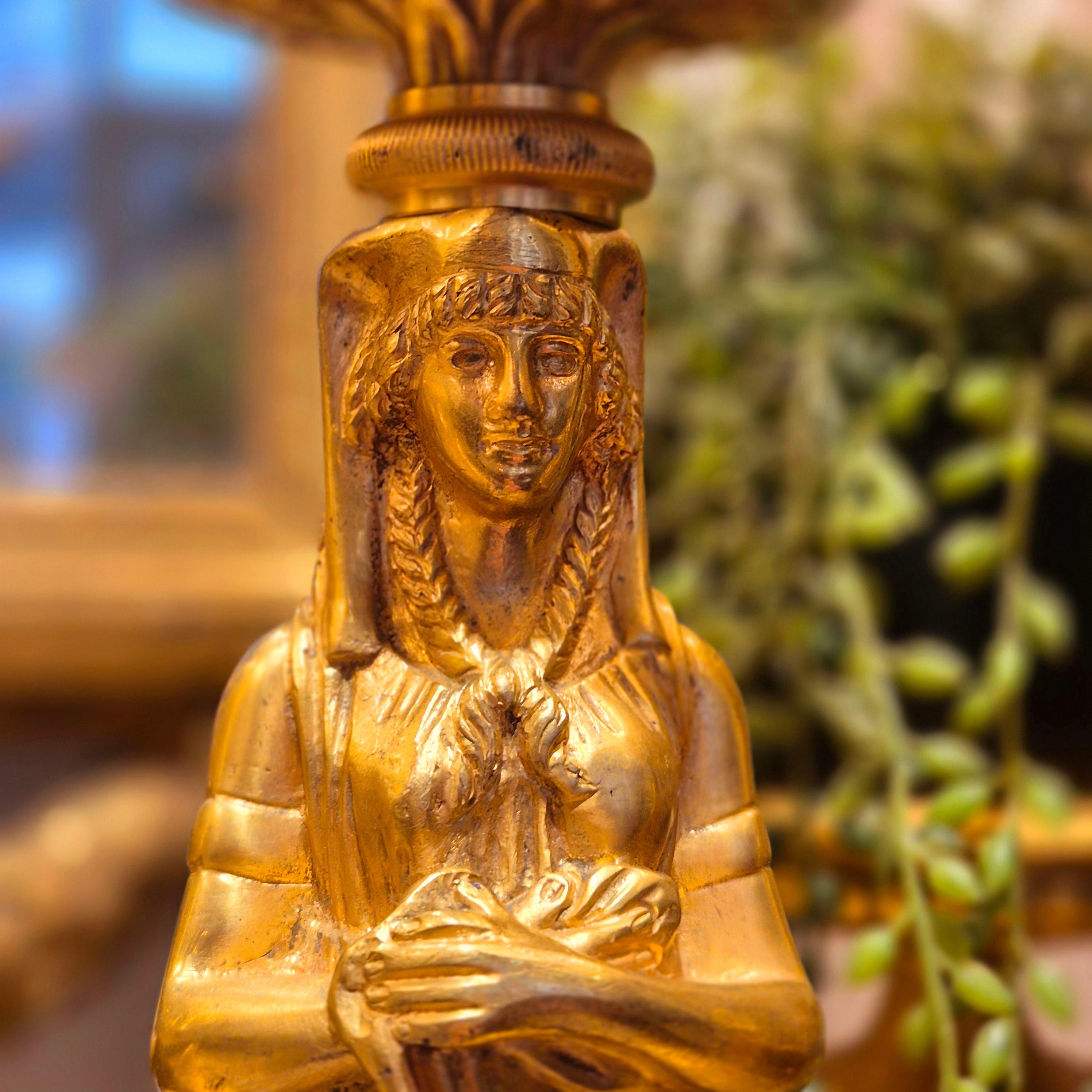 Pareja de candeleros Retour d'Egypte de bronce dorado, época Imperio, S. XIX en venta 7