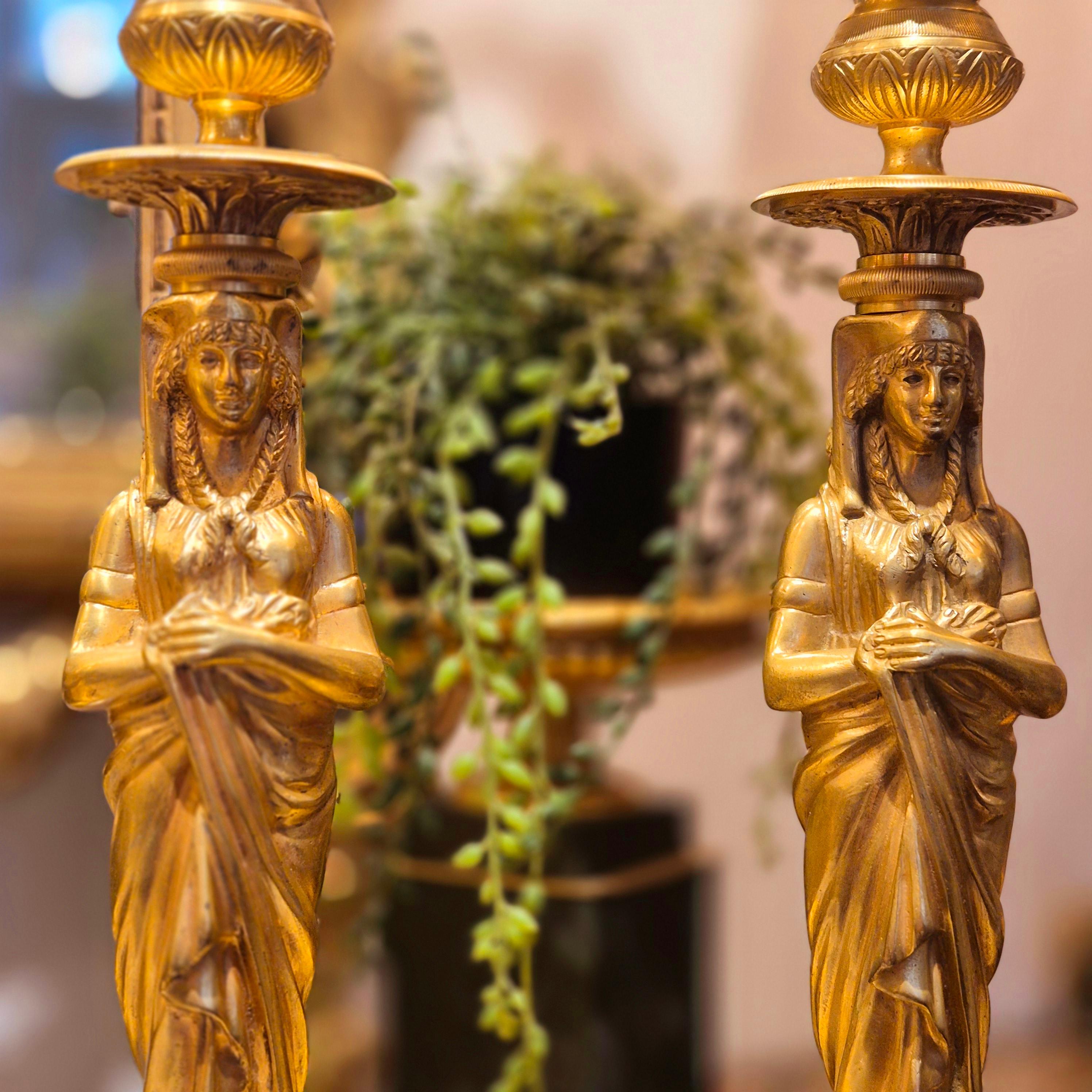 Pareja de candeleros Retour d'Egypte de bronce dorado, época Imperio, S. XIX Bronce en venta