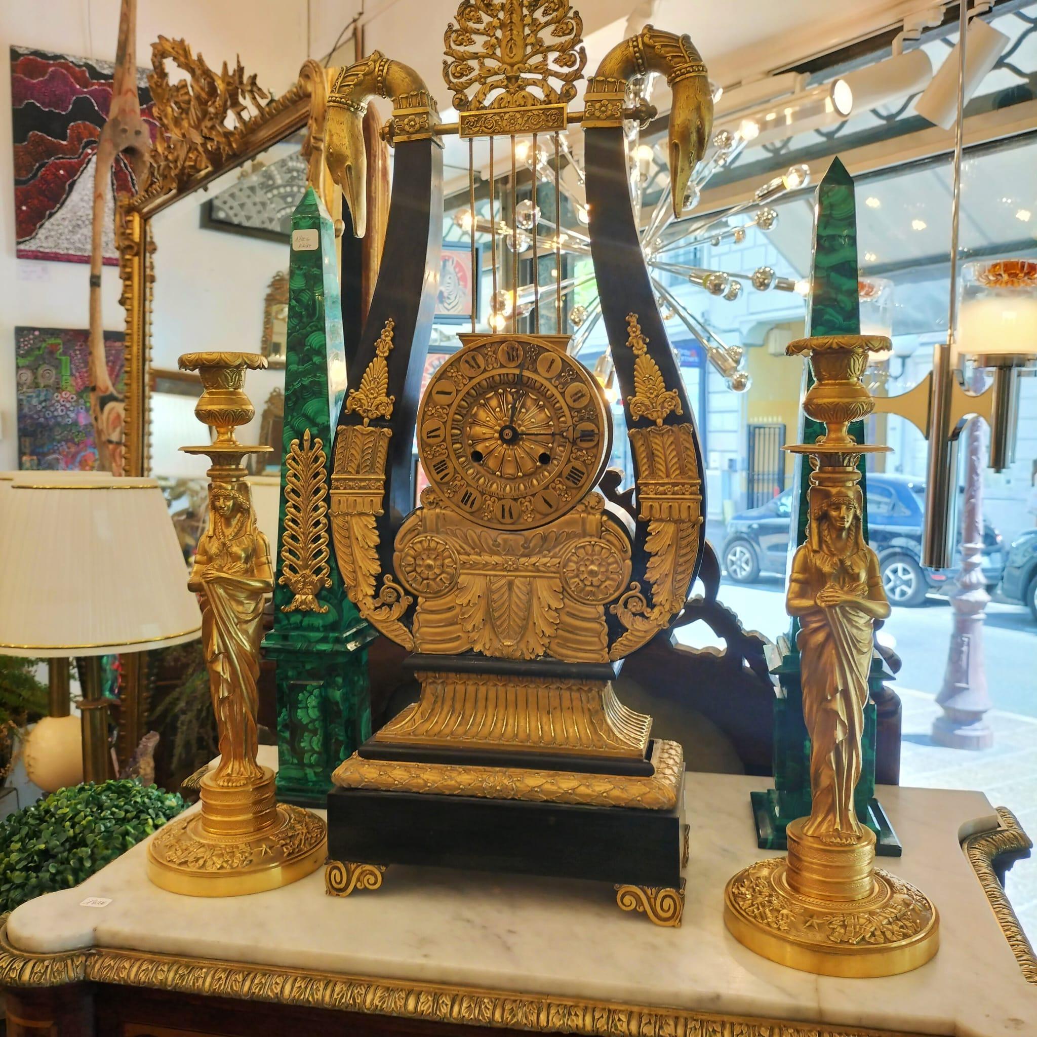Pareja de candeleros Retour d'Egypte de bronce dorado, época Imperio, S. XIX en venta 12