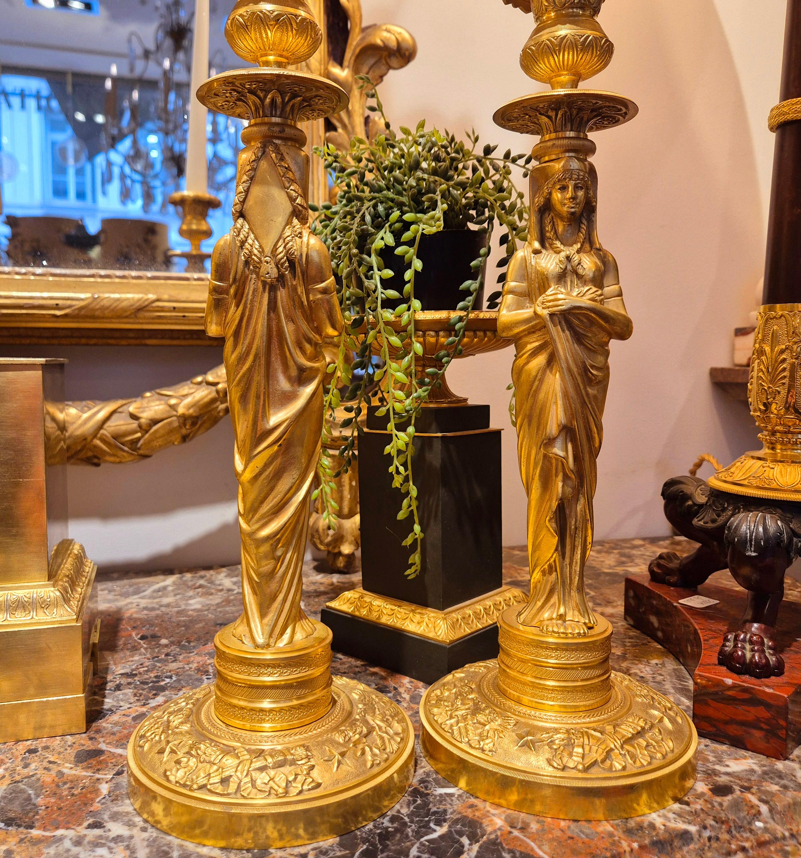 Pareja de candeleros Retour d'Egypte de bronce dorado, época Imperio, S. XIX principios del siglo XIX en venta