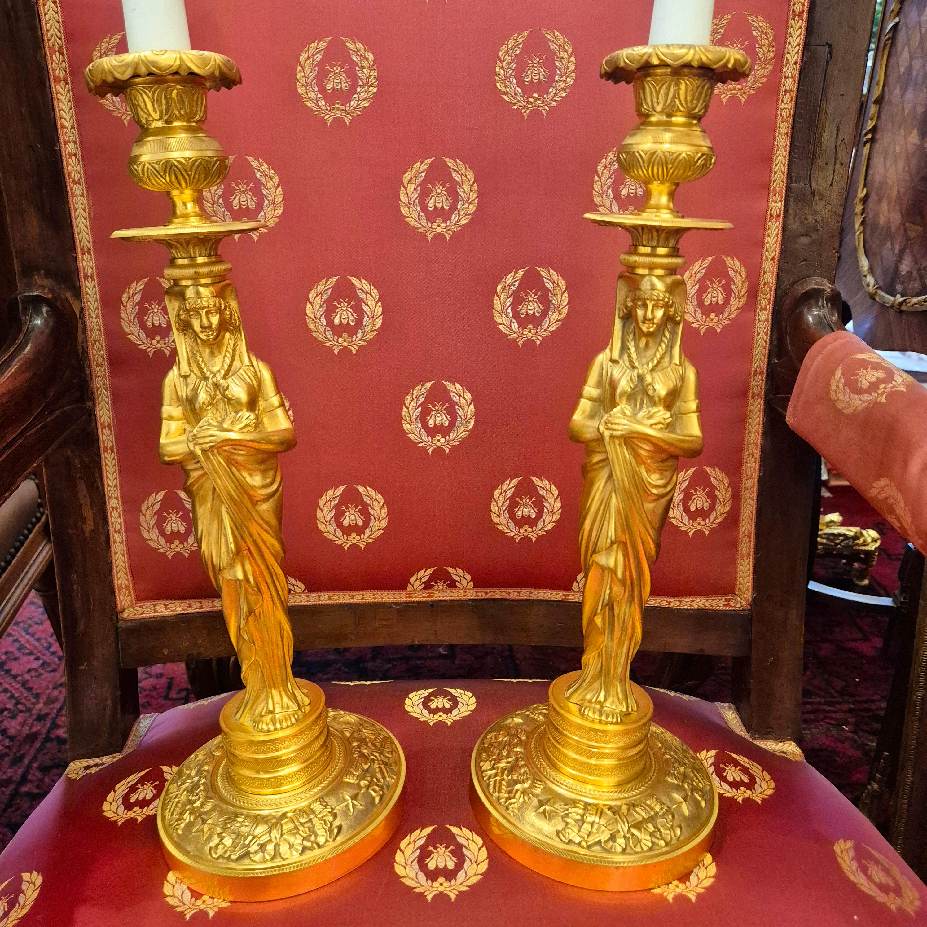 Pareja de candeleros Retour d'Egypte de bronce dorado, época Imperio, S. XIX en venta 2