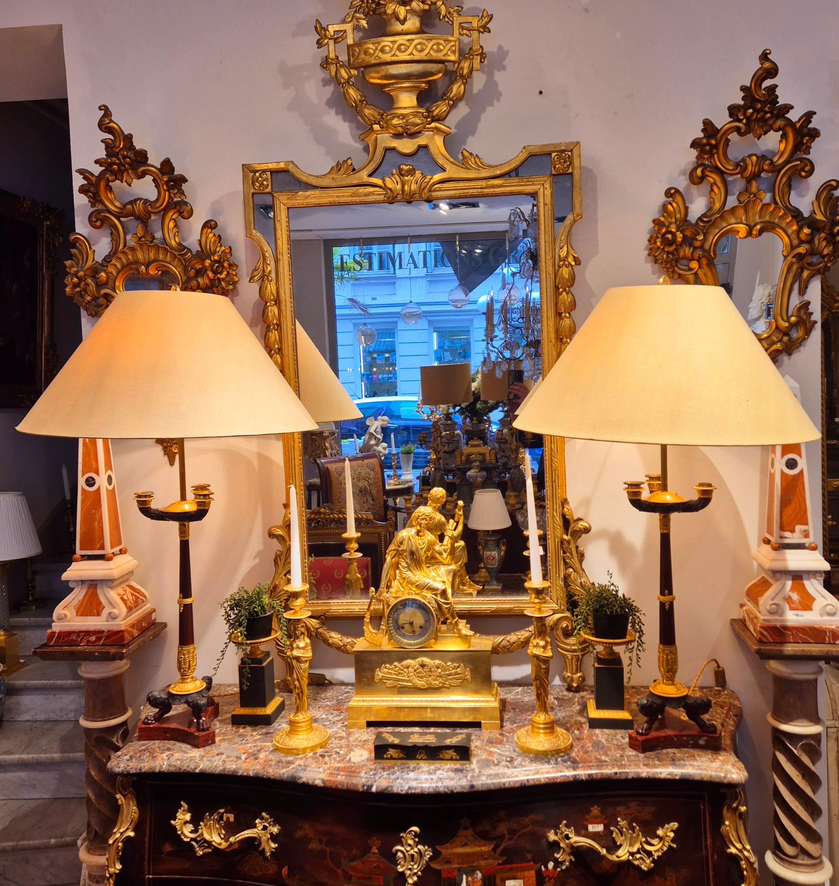 La pareja de candeleros del periodo Imperio con cariátides son exquisitos ejemplos de diseño neoclásico, típico de principios del siglo XIX, sobre todo durante el reinado de Napoleón. Estos candelabros están elaborados en bronce dorado, mostrando la