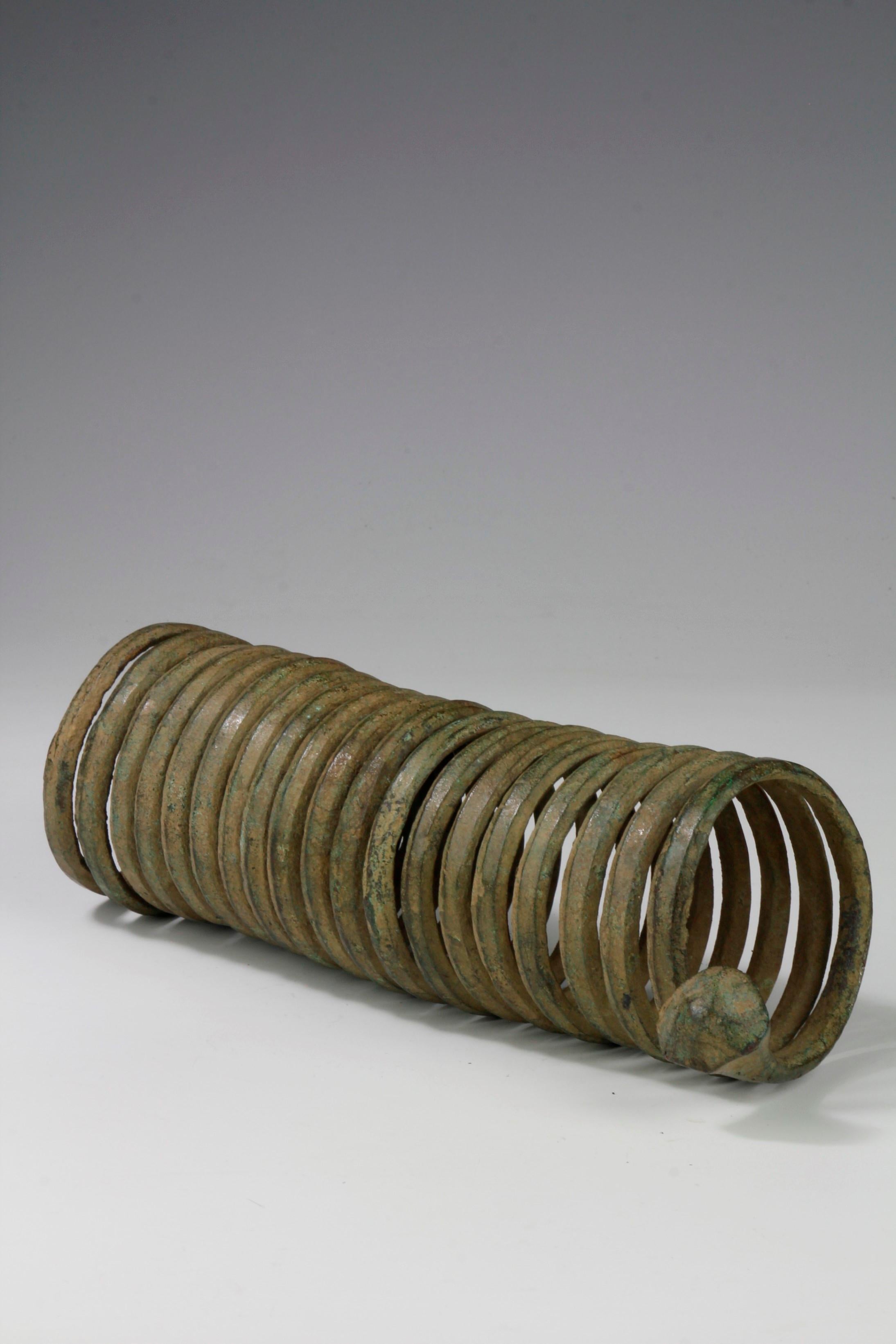 Igbo Spiral-Kupfer-Alloy-Armschmuck des 19. Jahrhunderts, Verschnörkelung/Geburt, Nigeria (Stammeskunst) im Angebot