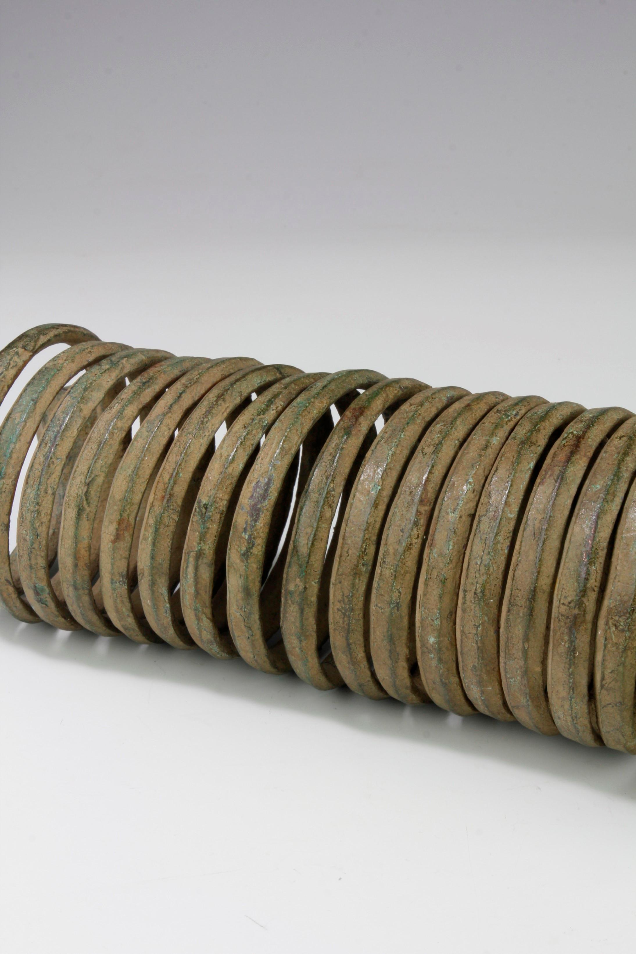 Igbo Spiral-Kupfer-Alloy-Armschmuck des 19. Jahrhunderts, Verschnörkelung/Geburt, Nigeria (Gegossen) im Angebot