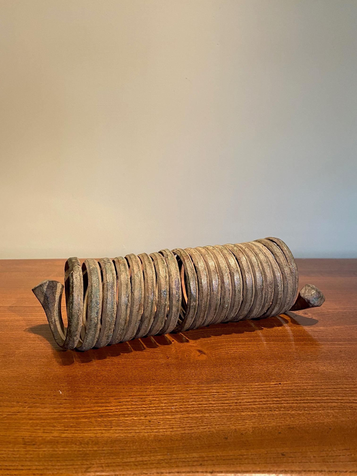 Igbo Spiral-Kupfer-Alloy-Armschmuck des 19. Jahrhunderts, Verschnörkelung/Geburt, Nigeria im Angebot 2