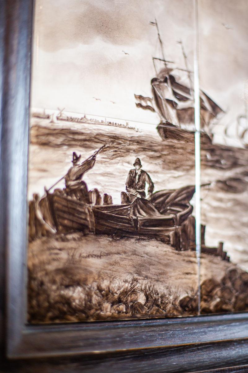 Nous vous présentons une illustration marine d'avant-guerre sur des carreaux de céramique.

Le tout est peint à la main, signé, et fermé dans un cadre en chêne.