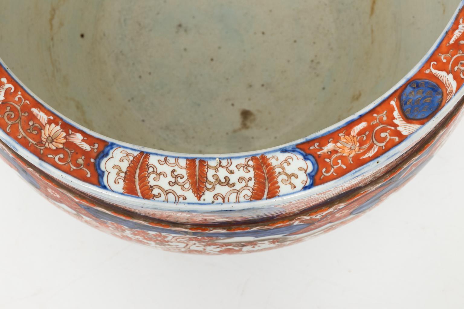 Imari decorated cachepot with orange and blue paint, circa 19th century.
 