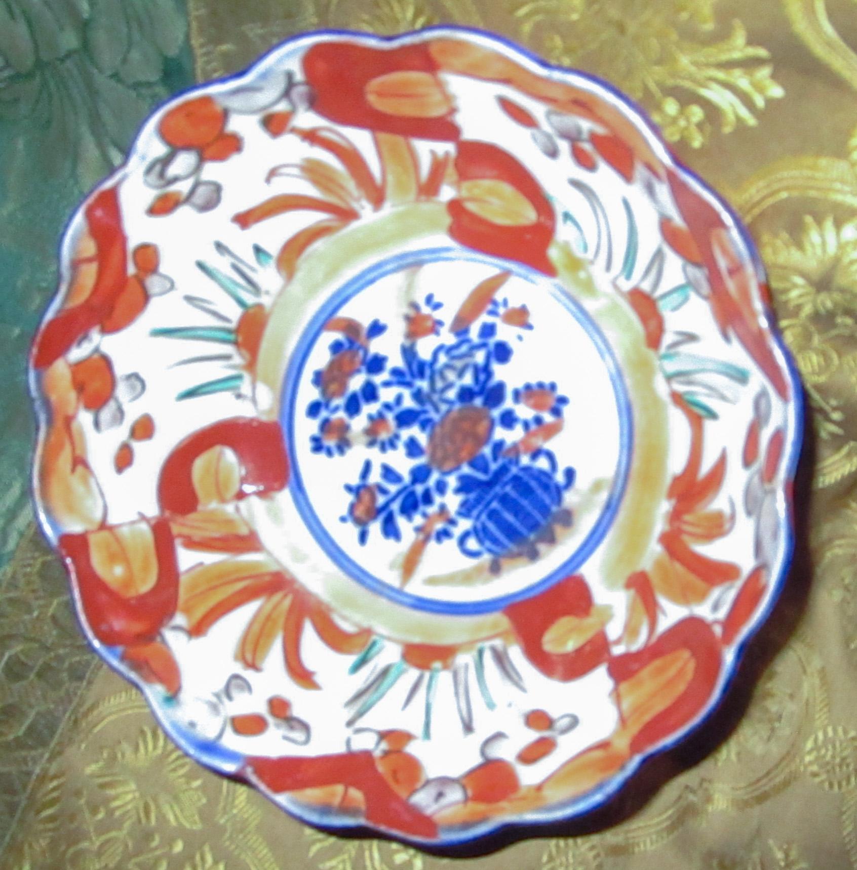 19th Century Imari Japanese Meiji Scalloped Bowl In Good Condition In Savannah, GA