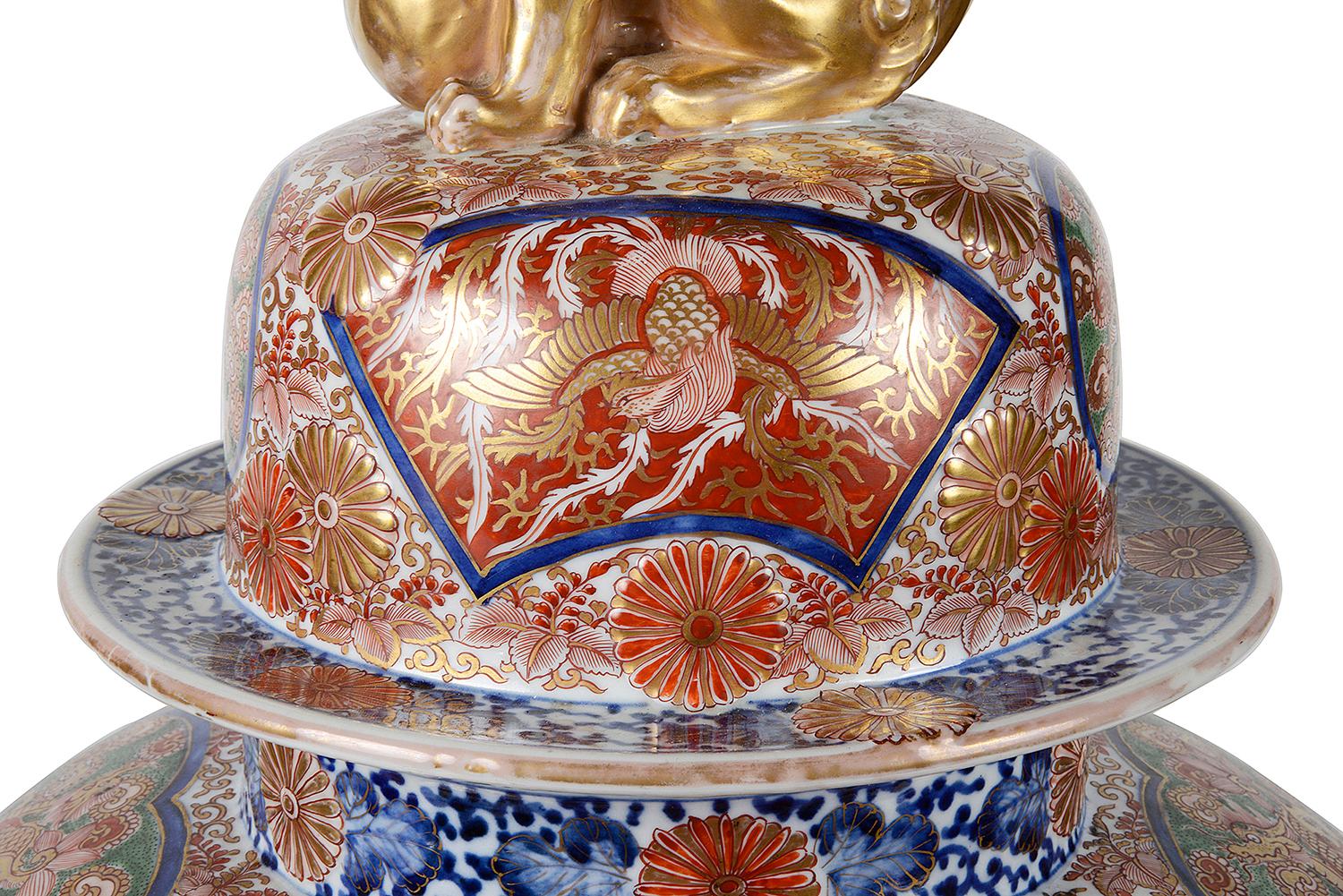 Hand-Painted 19th Century Japanese Imari Lidded Vase, circa 1840 For Sale