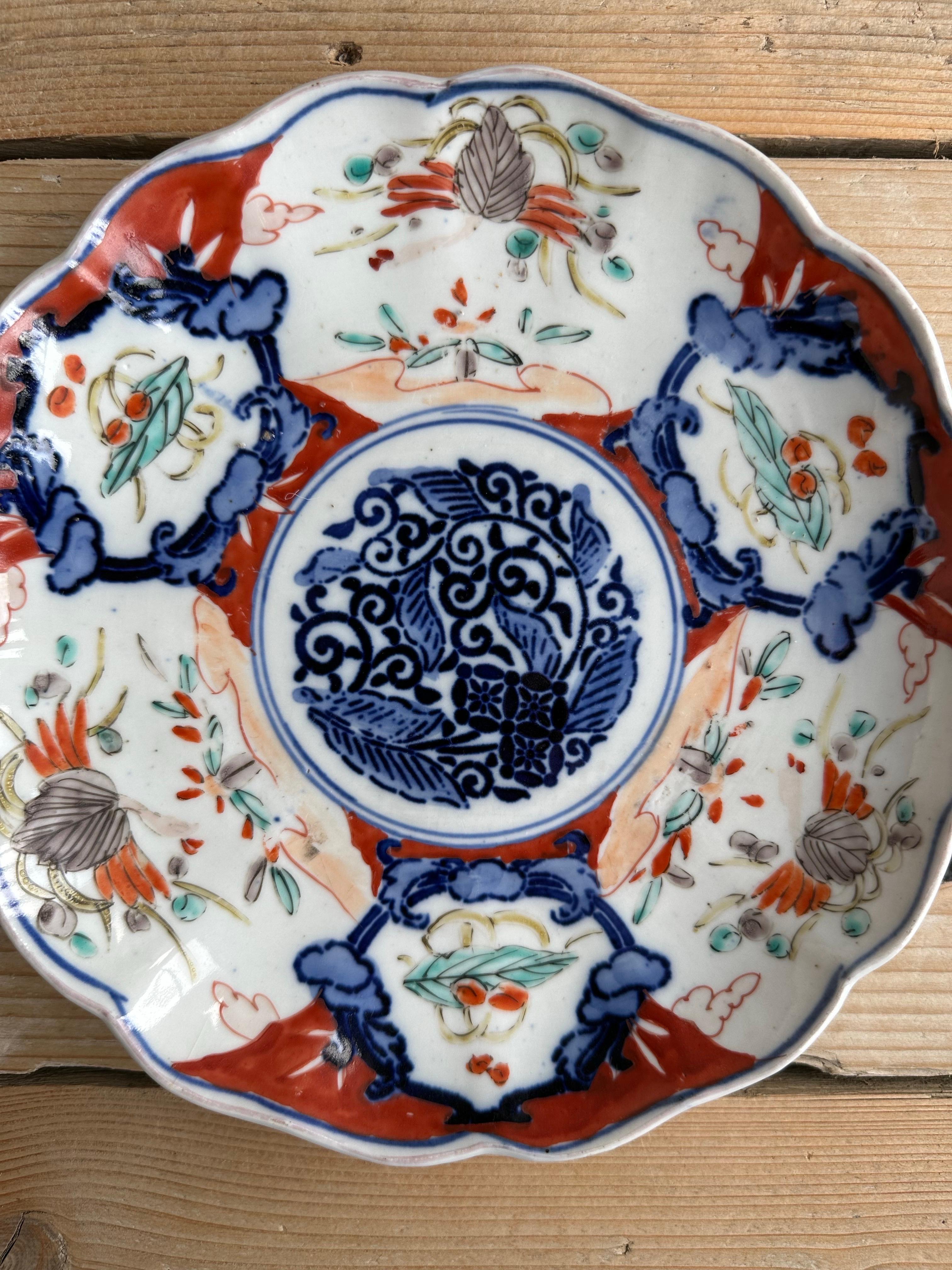 Vittoriano Piccolo piatto in Imari Porcelain del XIX secolo, blu, rosso e bianco, giapponese del 1800 in vendita