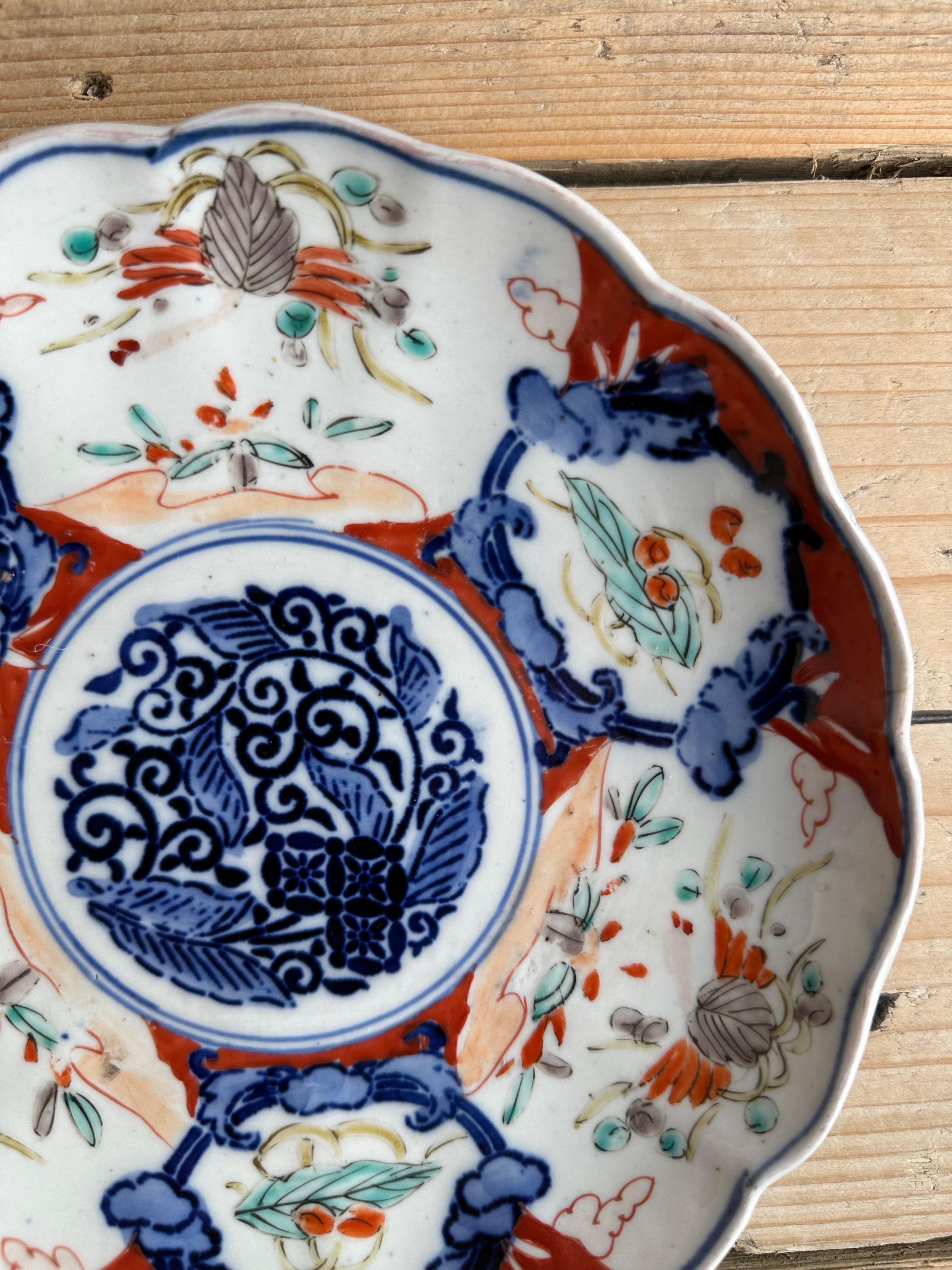 Giapponese Piccolo piatto in Imari Porcelain del XIX secolo, blu, rosso e bianco, giapponese del 1800 in vendita