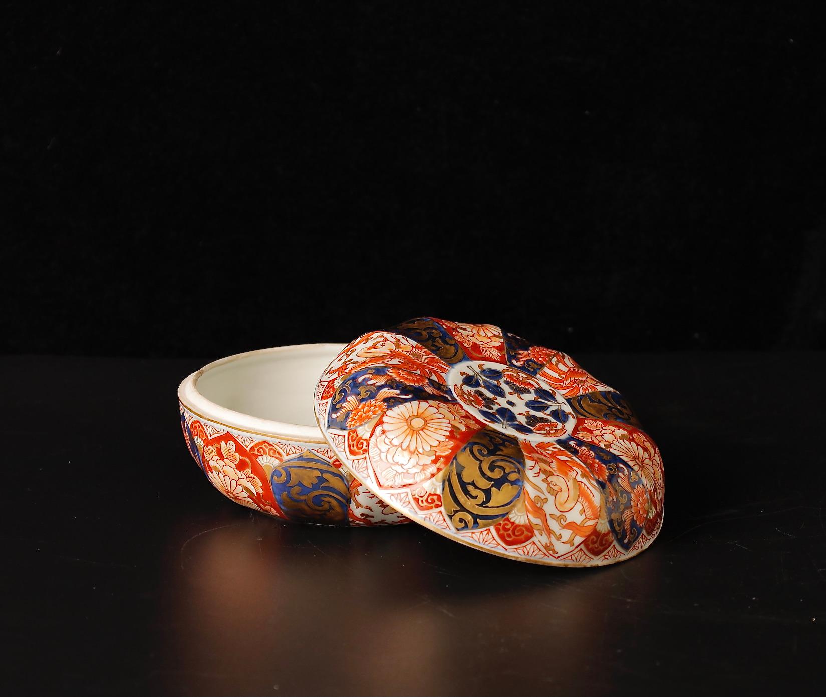 Hand-Painted 19th Century Imari Porcelain Treasure Box For Sale