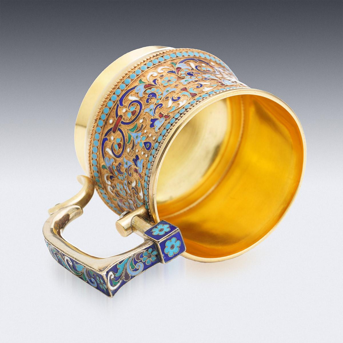 XIXe siècle Porte-verre à thé russe impérial du 19ème siècle en émail argenté et doré, vers 1880