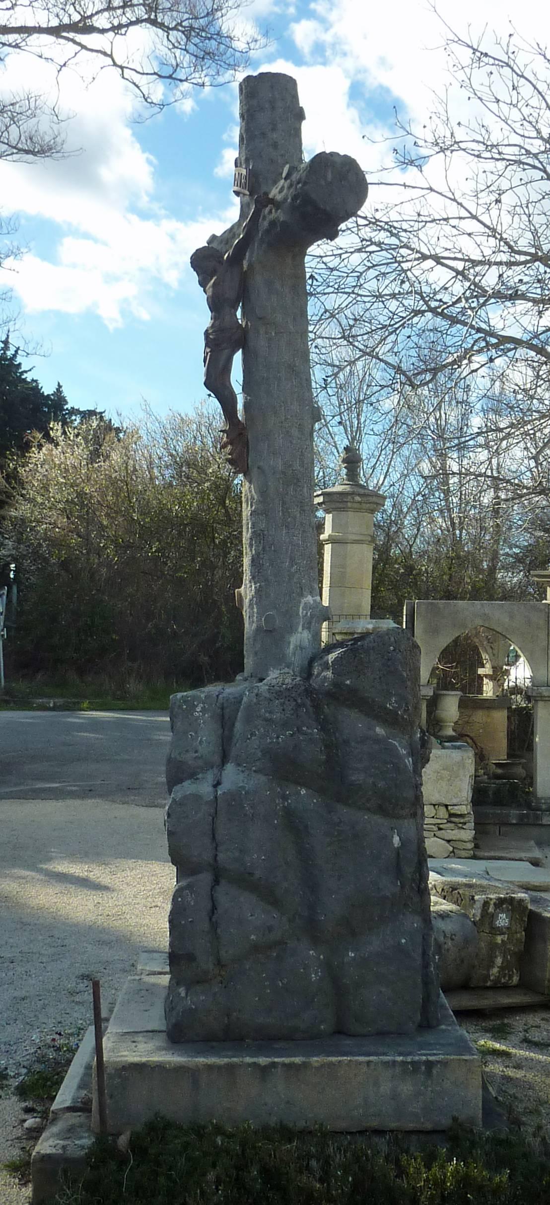 19th Century in Jesus-Christ Cross in Natural Stone and Forged Iron, France In Good Condition For Sale In Isle sur la Sorgue, FR