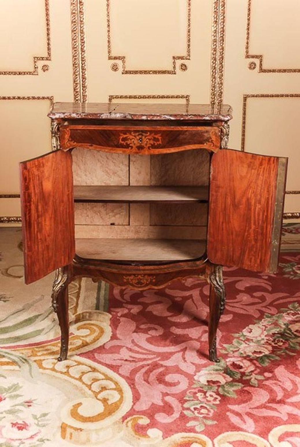 Francese Armadio intarsiato del XIX secolo nello stile di Luigi XV Napoleone III in vendita