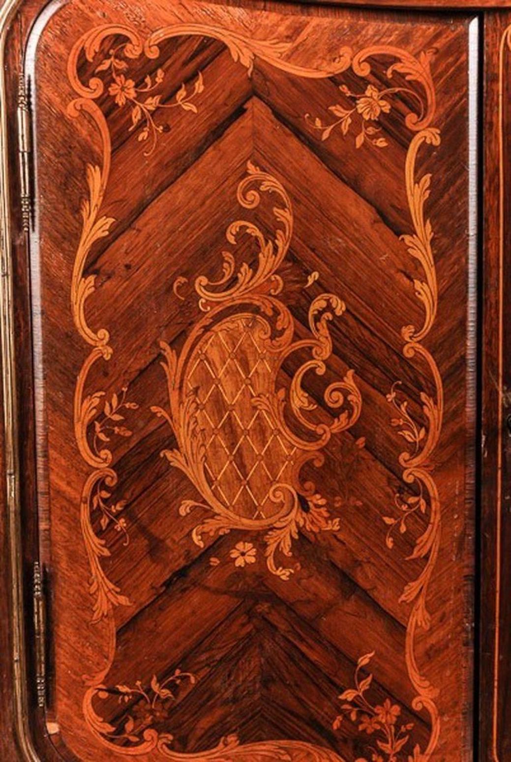 Armadio intarsiato del XIX secolo nello stile di Luigi XV Napoleone III In condizioni discrete in vendita a Berlin, DE