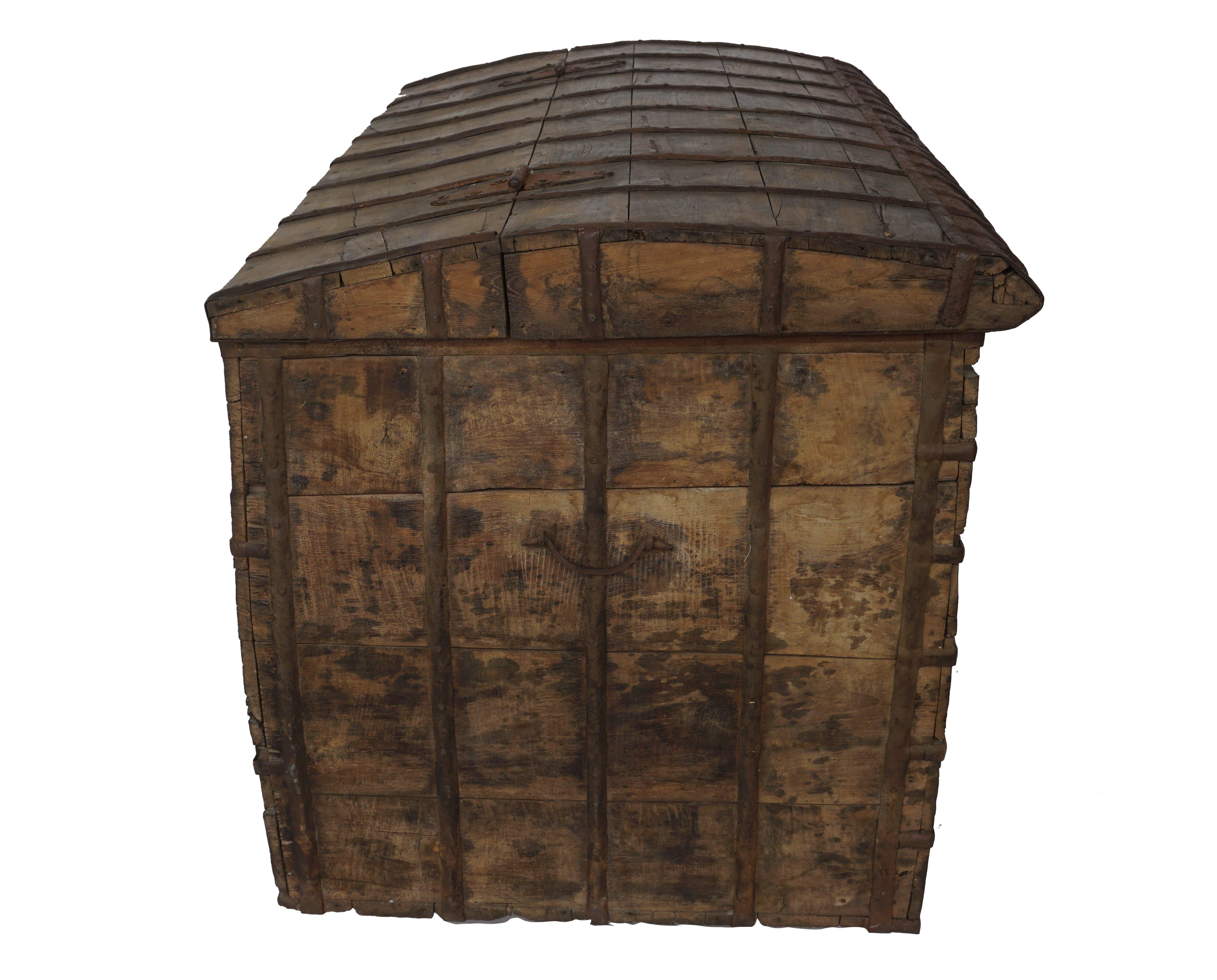 Anglo-indien Coffre en bois de feuillus de Chine du 19ème siècle, construit en fer, de type Dowry en vente