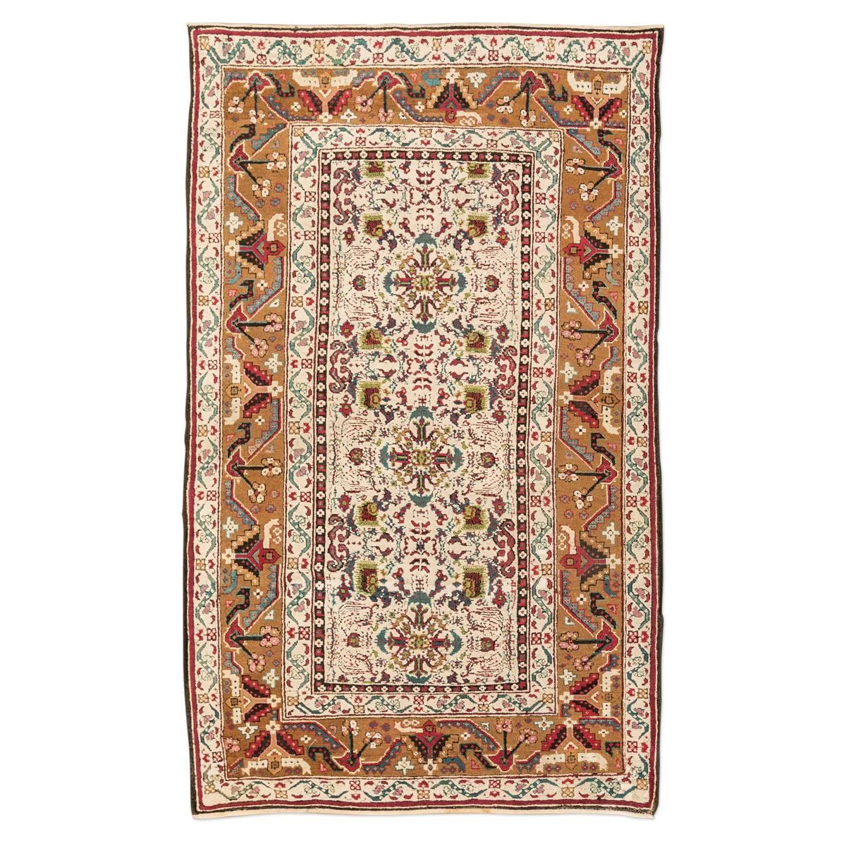 Agra rug from India, from a private collection in England at one of the most prestigious dealers in Europe.
- Classic design with white background and borders on earth. The design is a small Classic design of this type of production in green,