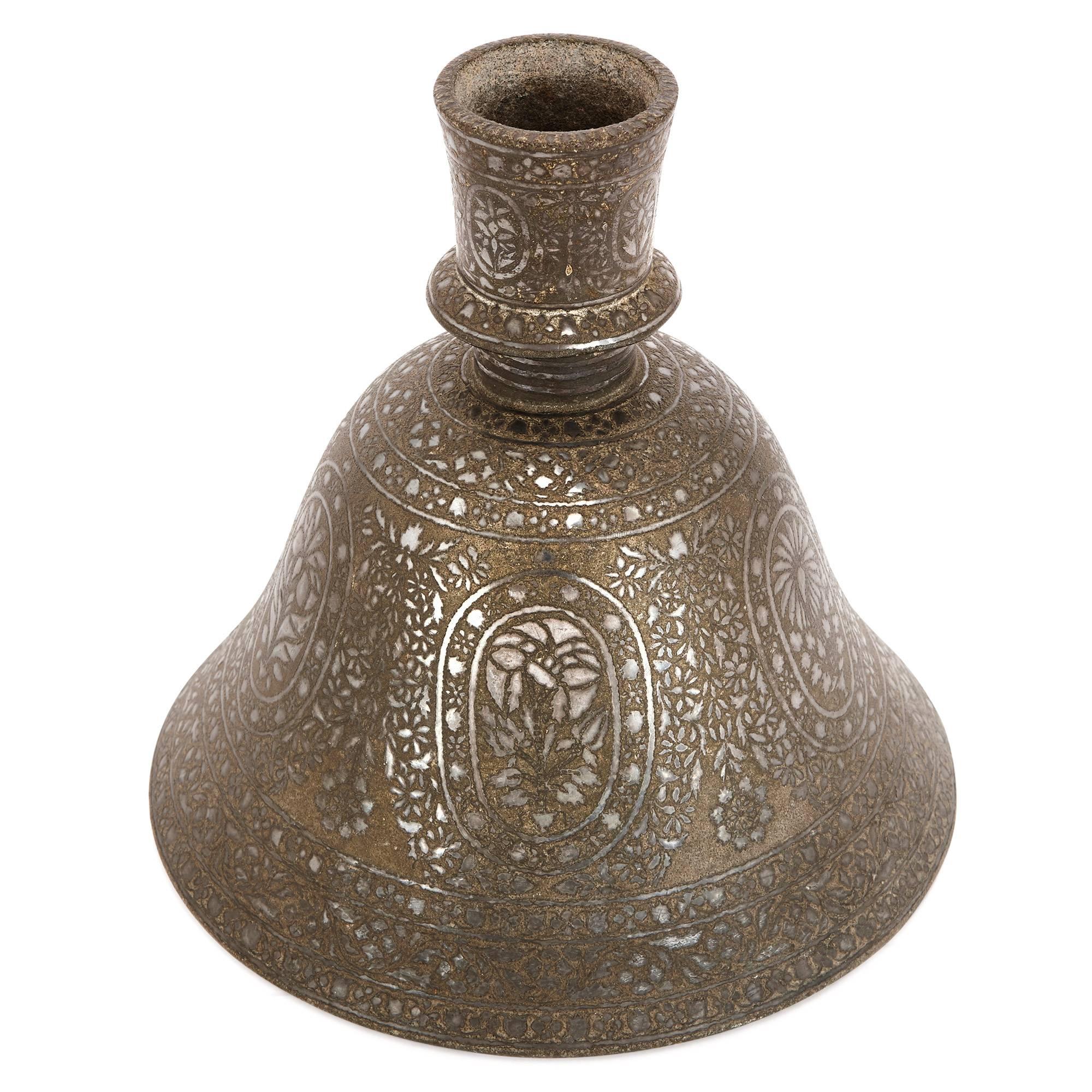 Dieses faszinierende Stück stammt aus dem 19. Jahrhundert aus Indien, wo es als Wasserbasis für eine Wasserpfeife (Shisha) verwendet wurde. Beim traditionellen Wasserpfeifenrauchen ist der Pfeifenboden normalerweise das dekorativste Element des
