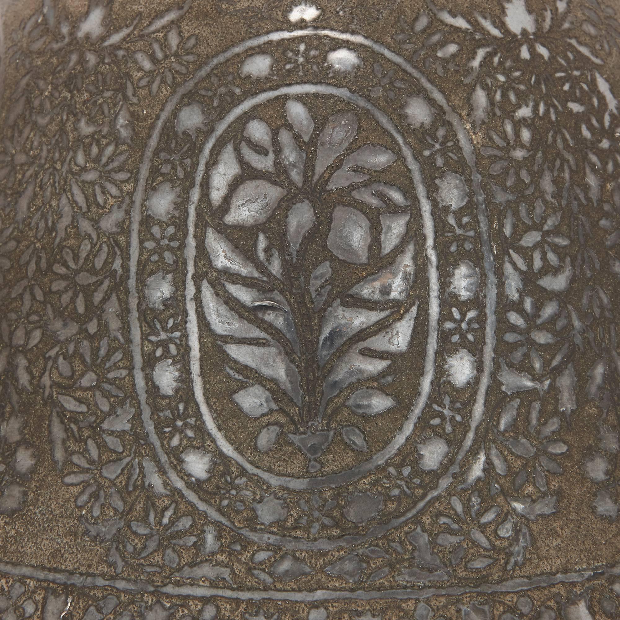 Indischer Bidri-Metallsockel mit Kapuzenfuß aus dem 19. Jahrhundert im Angebot 1