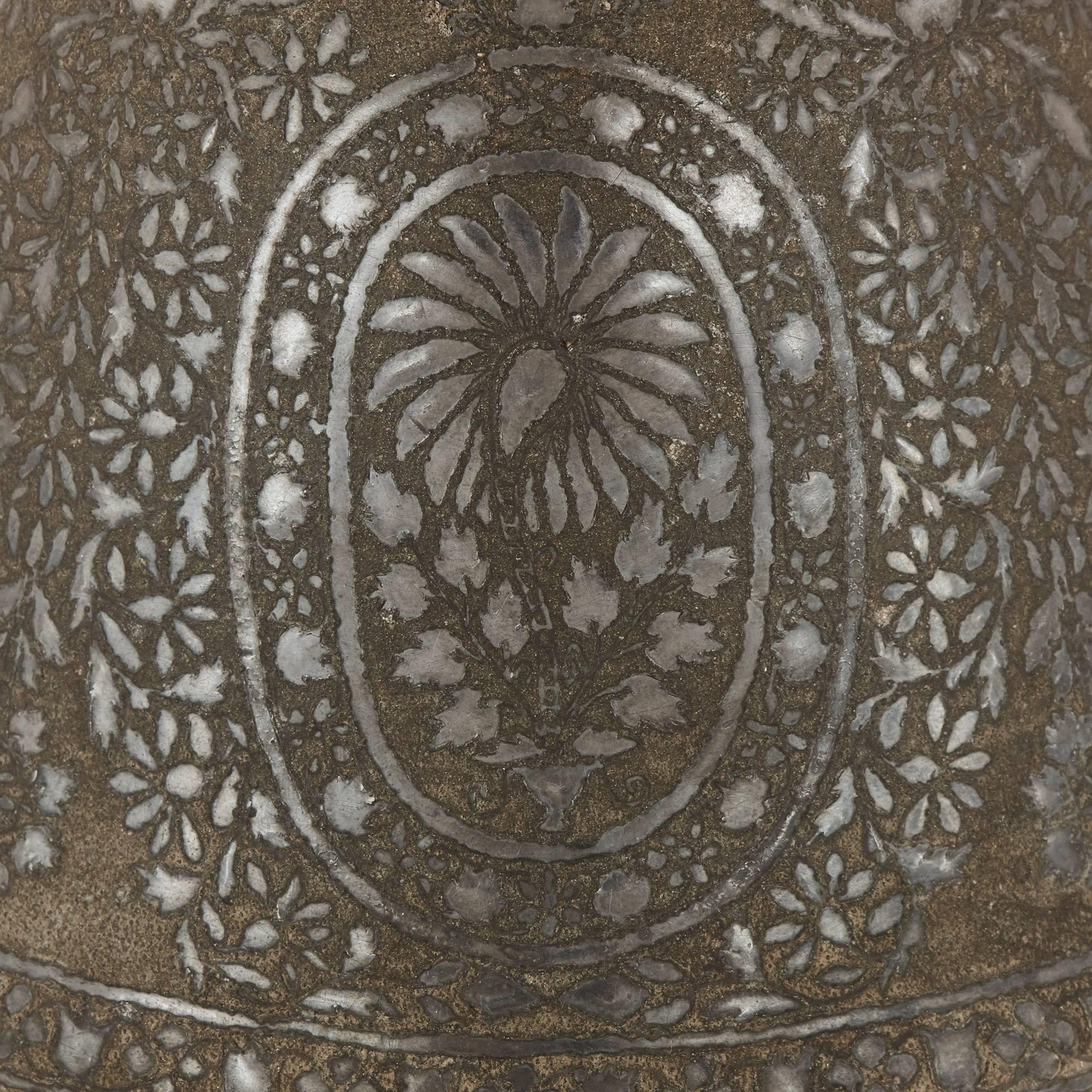 Indischer Bidri-Metallsockel mit Kapuzenfuß aus dem 19. Jahrhundert im Angebot 2